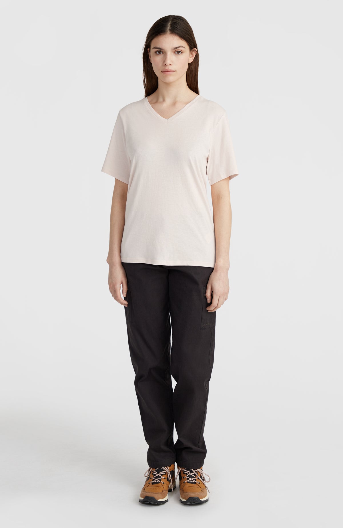 Essentials T-Shirt mit V-Ausschnitt für Damen, pink, Ganzkörperansicht am Model