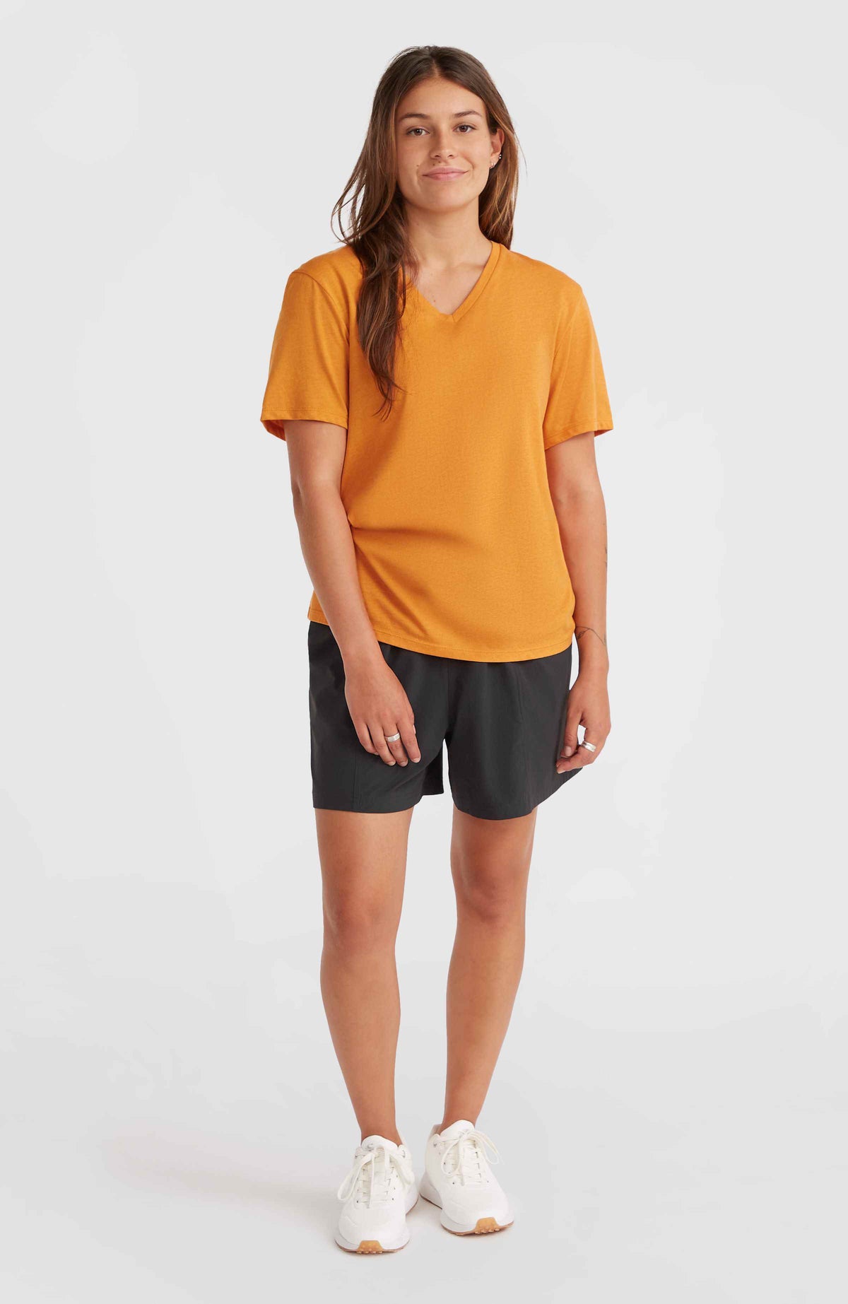 Essentials T-Shirt mit V-Ausschnitt | Nugget