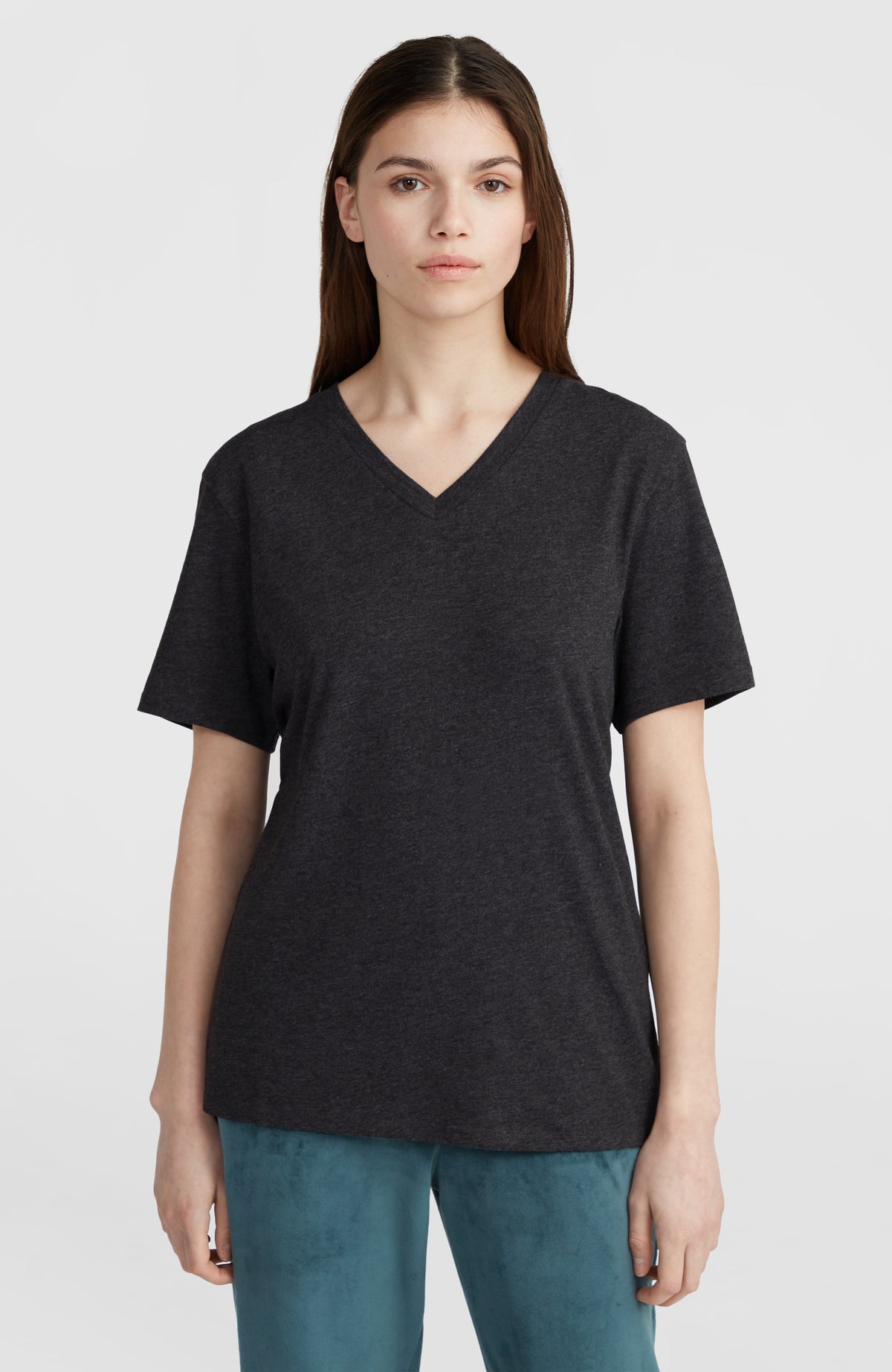 Essentials T-Shirt mit V-Ausschnitt | Black Out