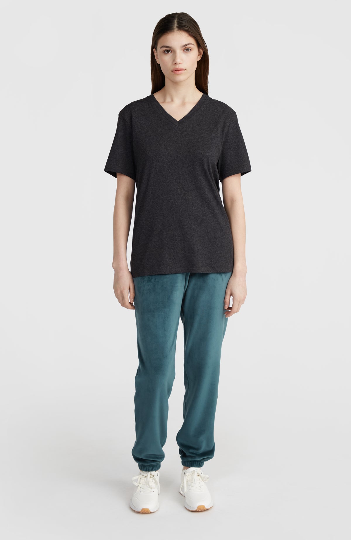 Essentials T-Shirt mit V-Ausschnitt | Black Out