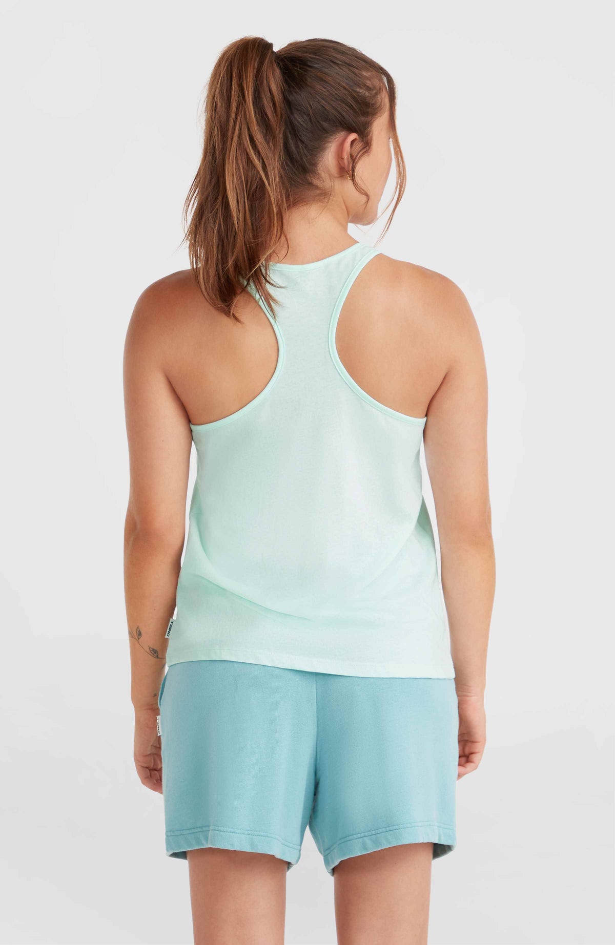 Essentials Racerback-Tanktop für Damen, blau, Rückansicht mit Racerback-Trägern, getragen am Model
