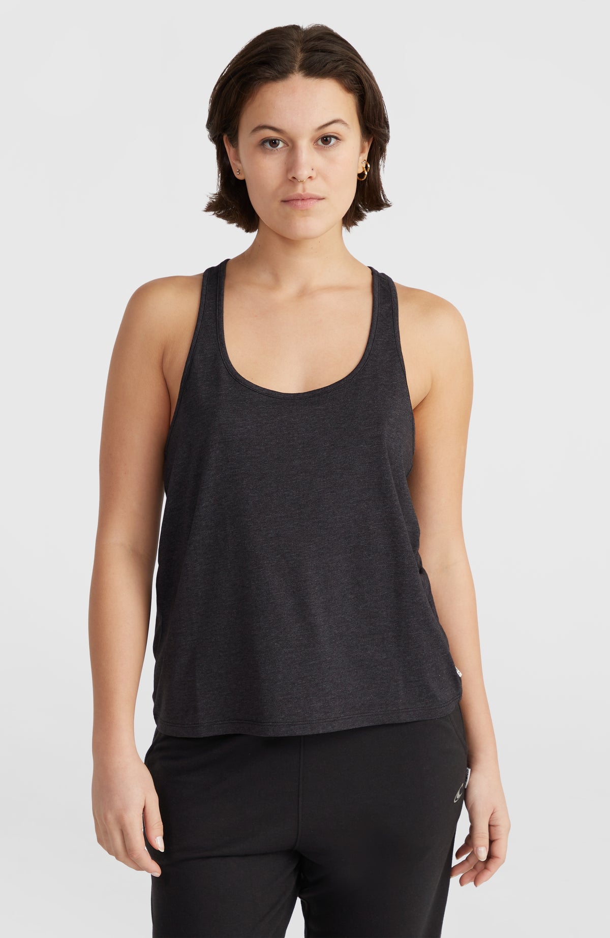 O'Neill Essentials Racerback-Tanktop für Damen, schwarz, getragen am Model, Vorderansicht