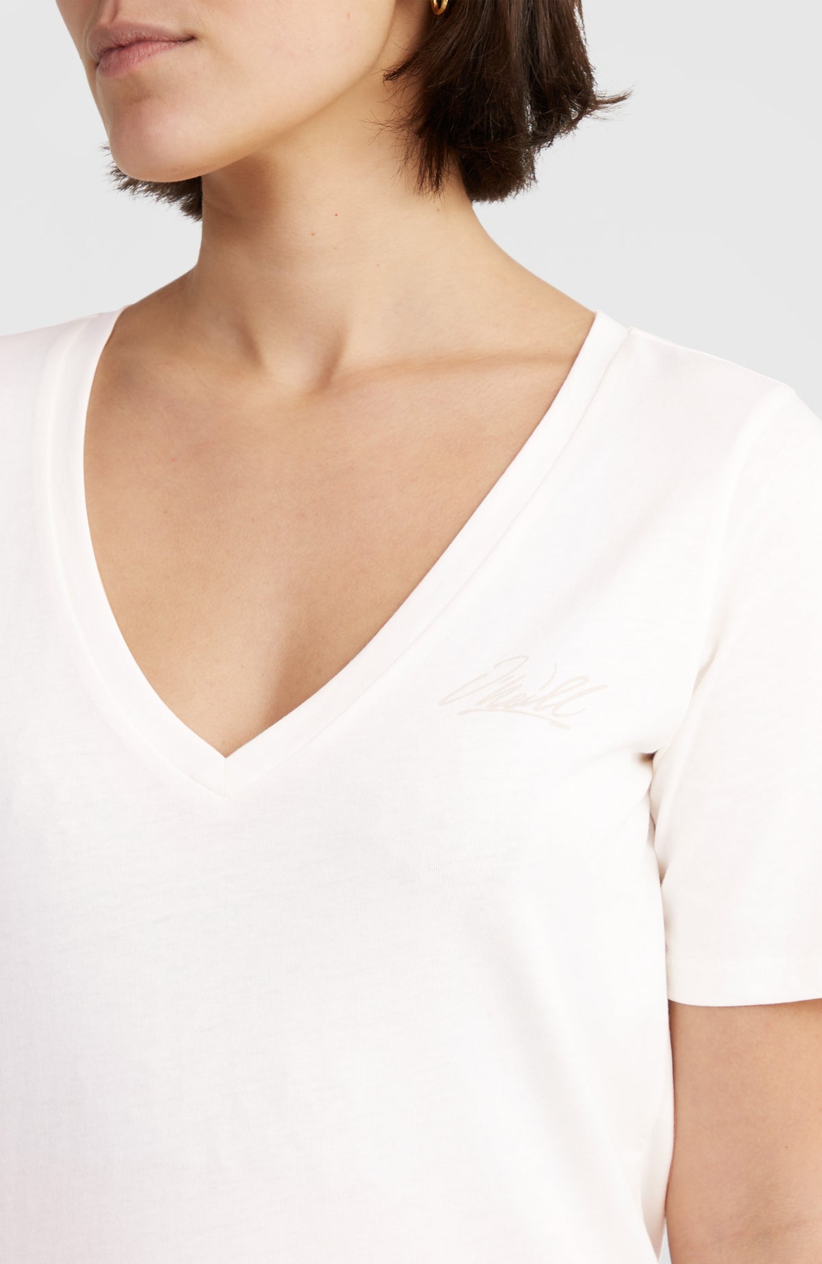 Essentials T-Shirt mit V-Ausschnitt | Snow White