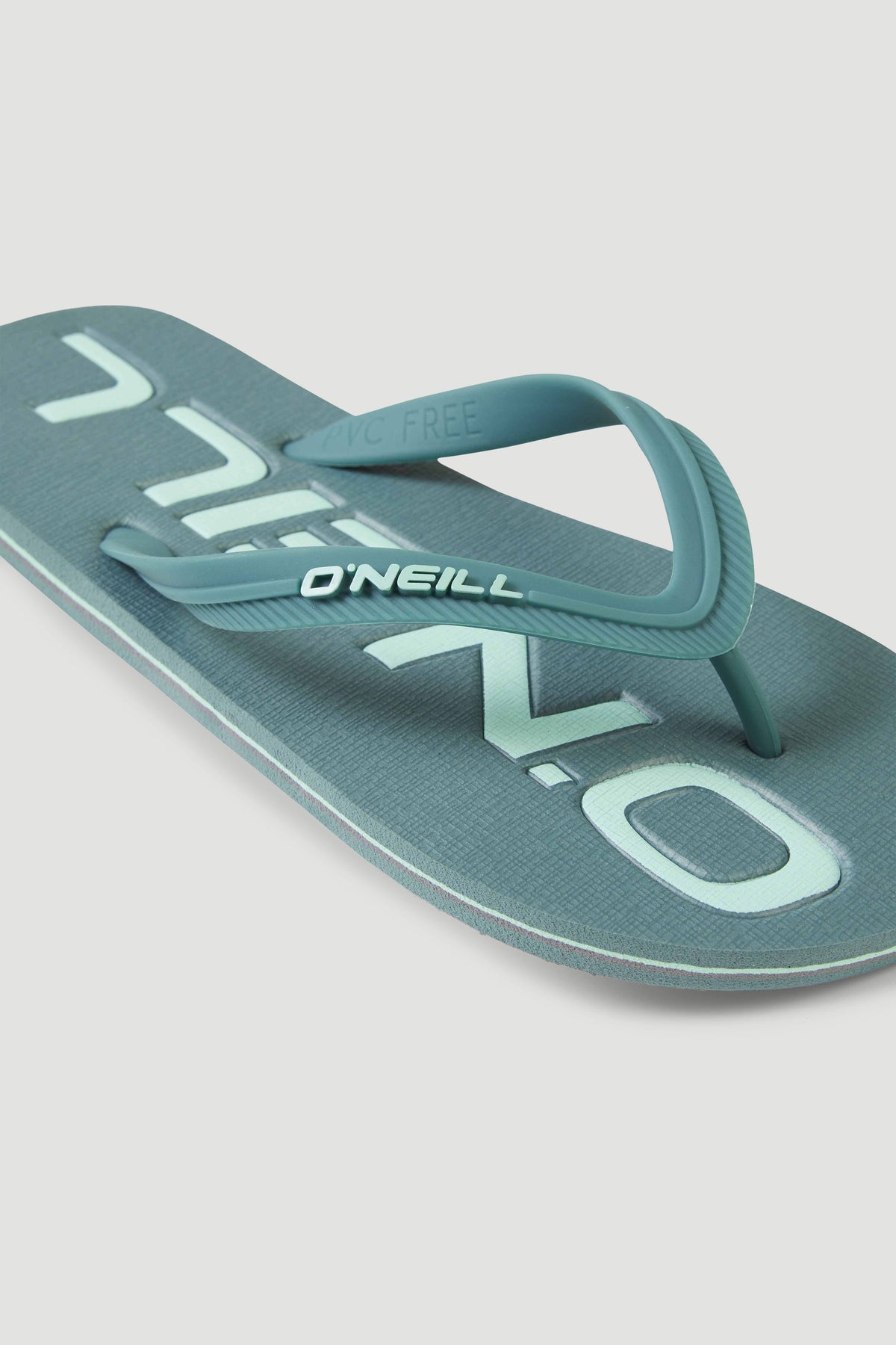 Profile Logo Sandalen für Herren, blau mit Logo-Print in Hellblau, Nahaufnahme des Zehenriemens