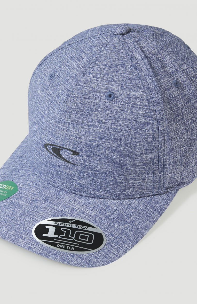 Nahaufnahme der blauen Hybrid Cap für Herren mit Logo-Stickerei und gebogenem Schirm