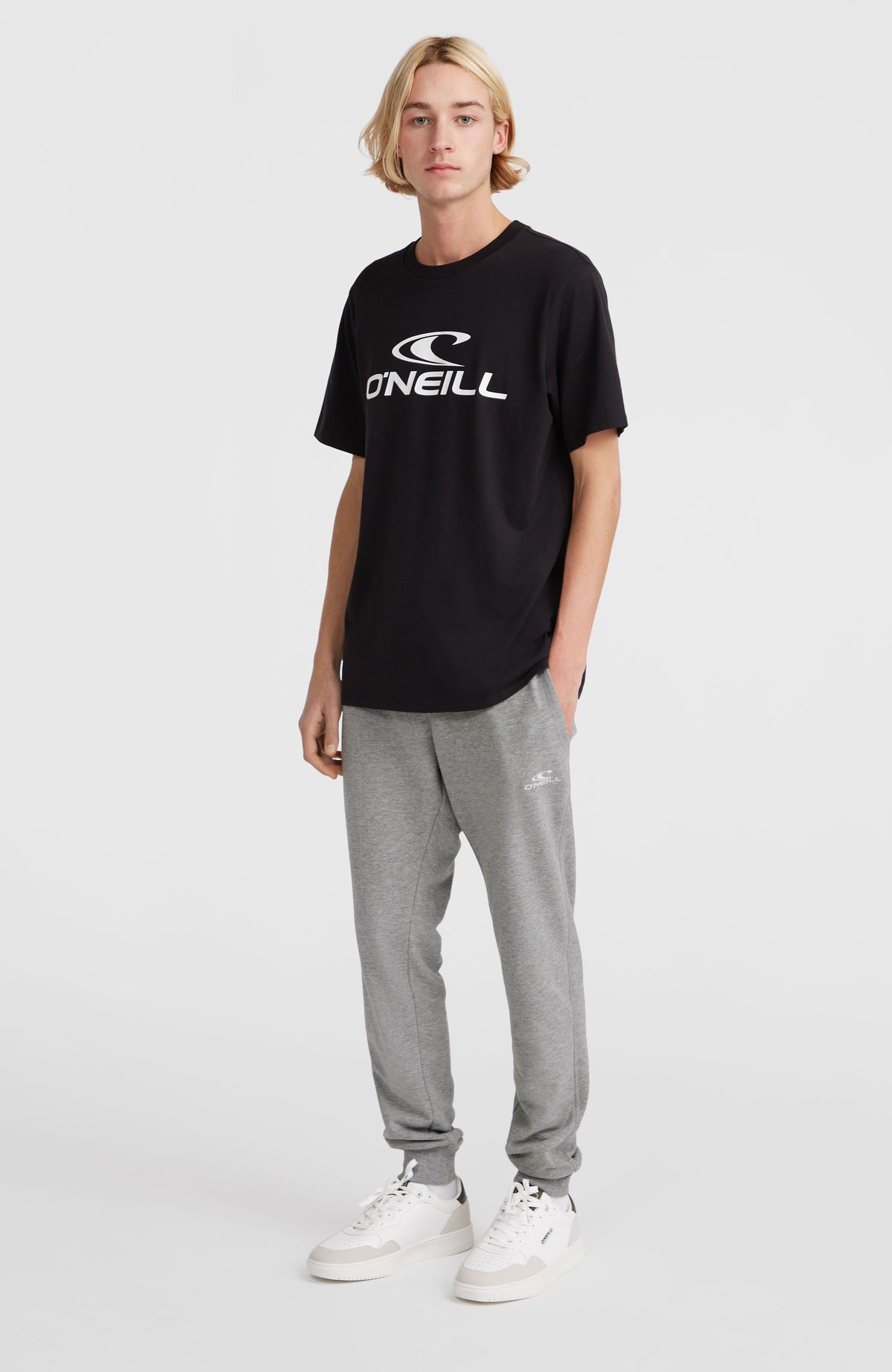 O'Neill Small Logo Jogginghose für Herren, grau, Vorderansicht getragen am Model mit elastischen Beinabschlüssen