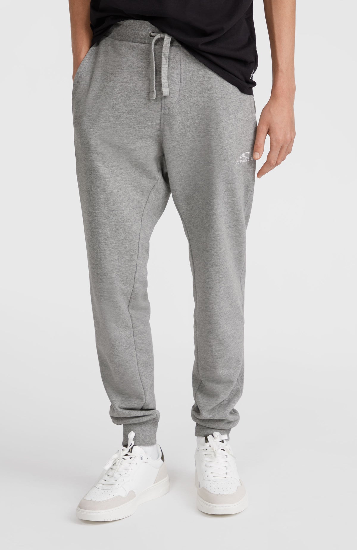 Small Logo Jogginghose für Herren, grau, Frontansicht am Model mit elastischem Bund und Kordelzug