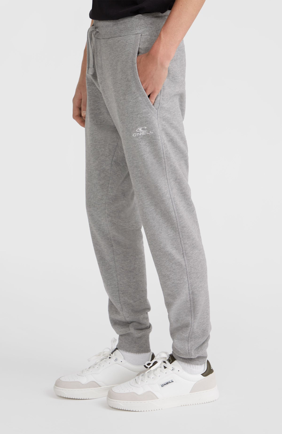 Small Logo Jogginghose für Herren, grau, seitliche Ansicht am Model mit seitlicher Eingrifftasche