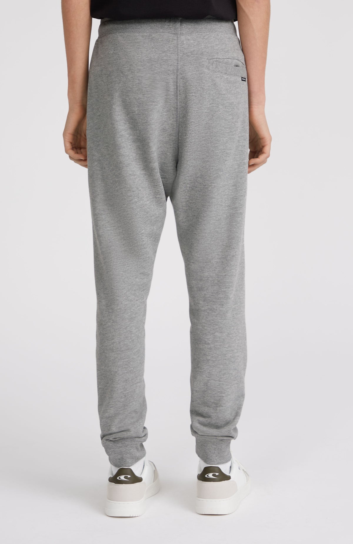 Small Logo Jogginghose für Herren, grau, Rückansicht getragen am Model mit paspelierter Gesäßtasche