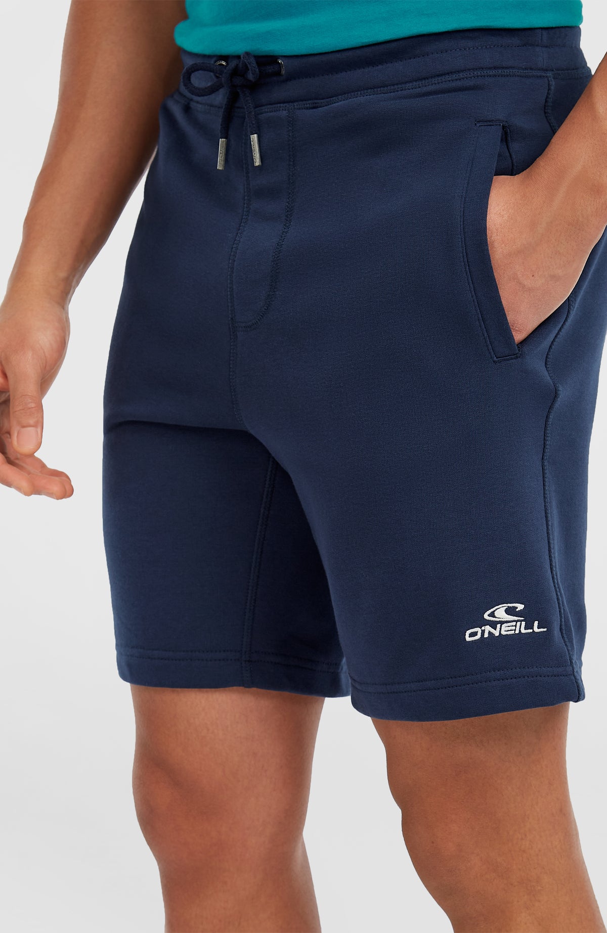 Blaue Small Logo Sweatshorts für Herren, Nahaufnahme am Model mit Seitentasche und Logo-Print