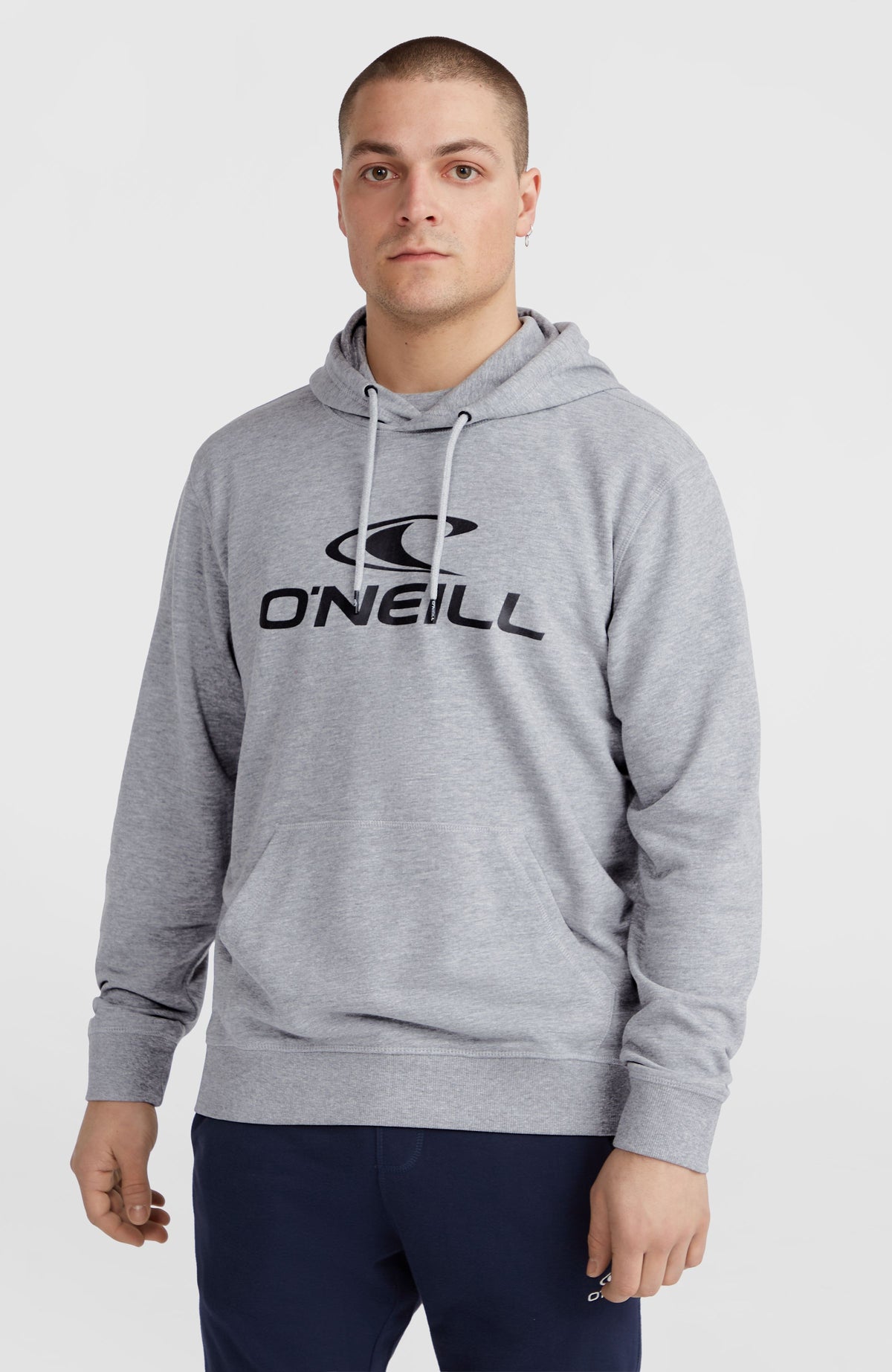 O'Neill Logo Hoodie für Herren, grau mit Logo-Print in Schwarz, Vorderansicht am Model