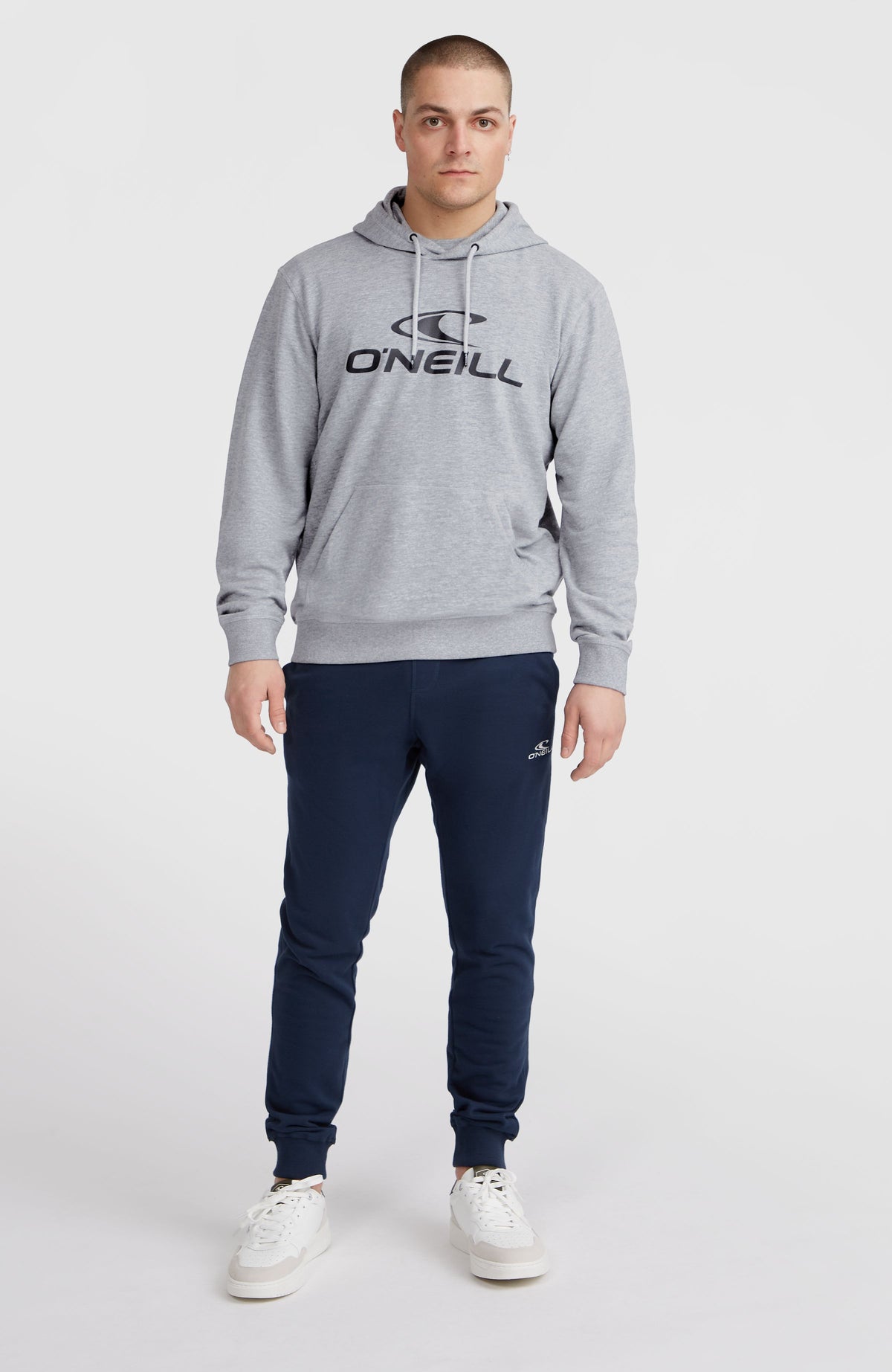 Grauer Logo Hoodie für Herren mit Logo-Print in Schwarz, Ganzkörperansicht am Model