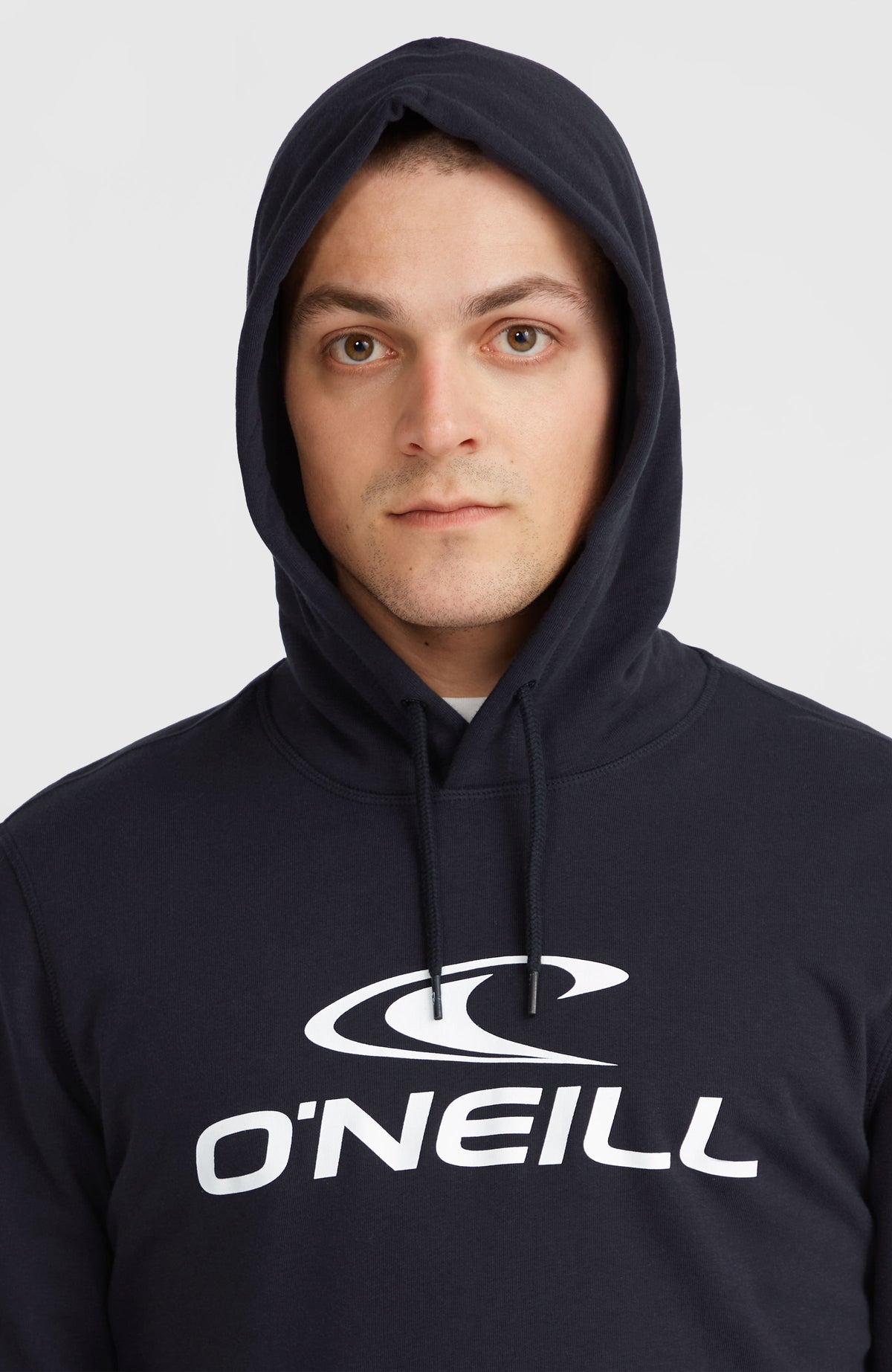 Logo Hoodie, schwarz mit Logo-Print in Weiß, Nahaufnahme am Model mit aufgesetzter Kapuze
