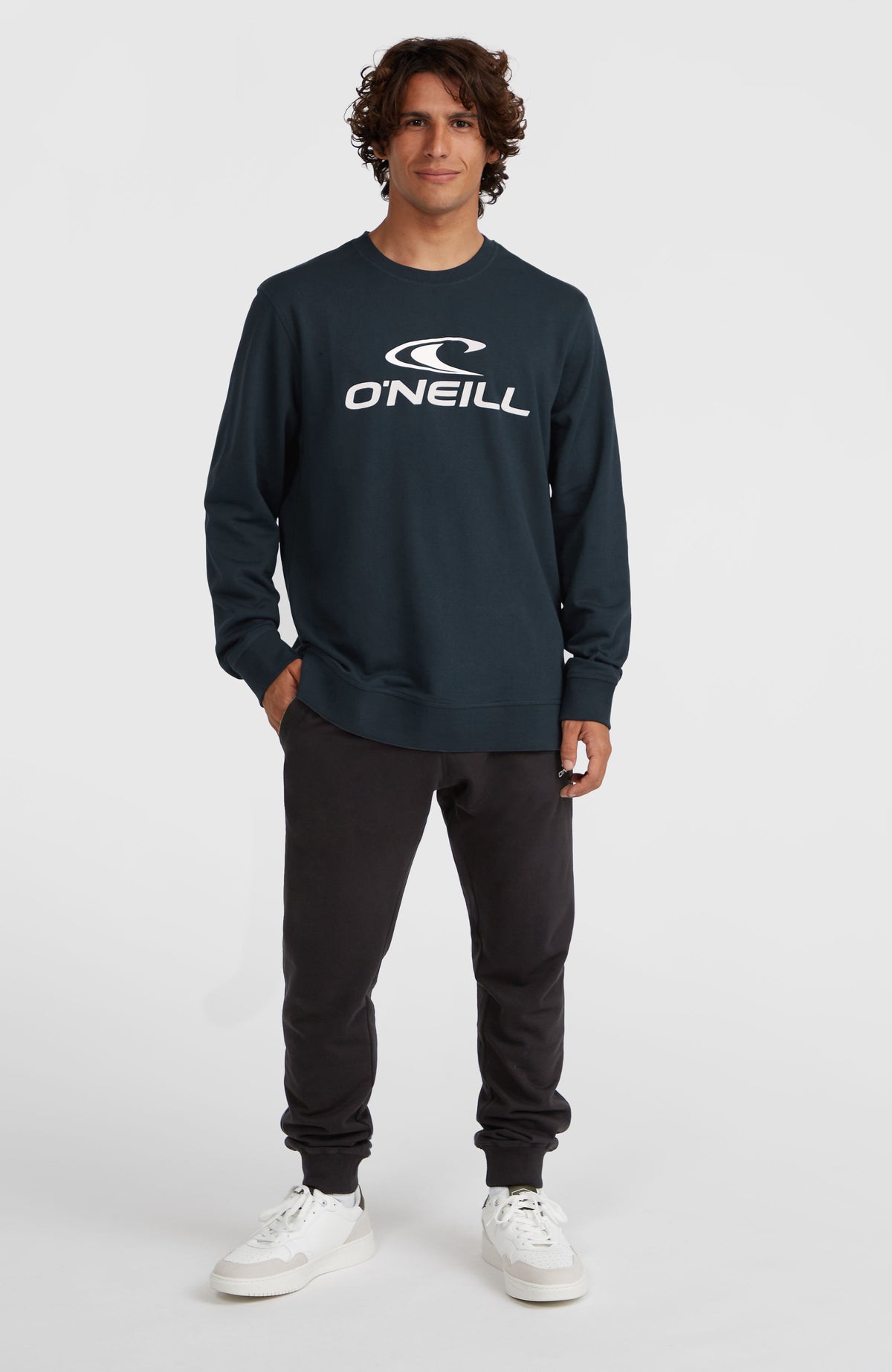 Logo Crew Sweatshirt für Herren, blau mit Logo-Print in Weiß, Ganzkörperansicht von vorne getragen am Model