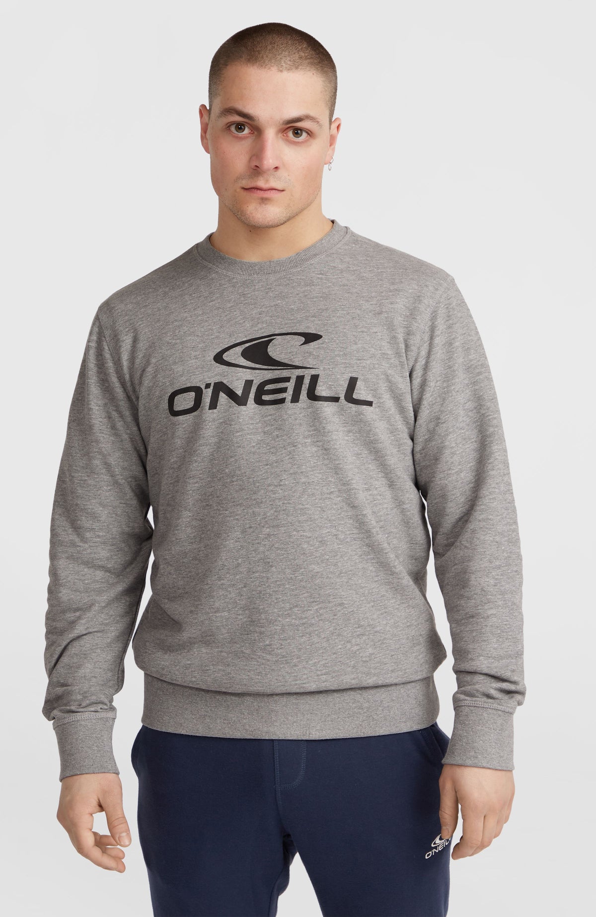 O'Neill Logo Crew Sweatshirt für Herren, grau mit Logo-Print in Schwarz, Vorderansicht am Model