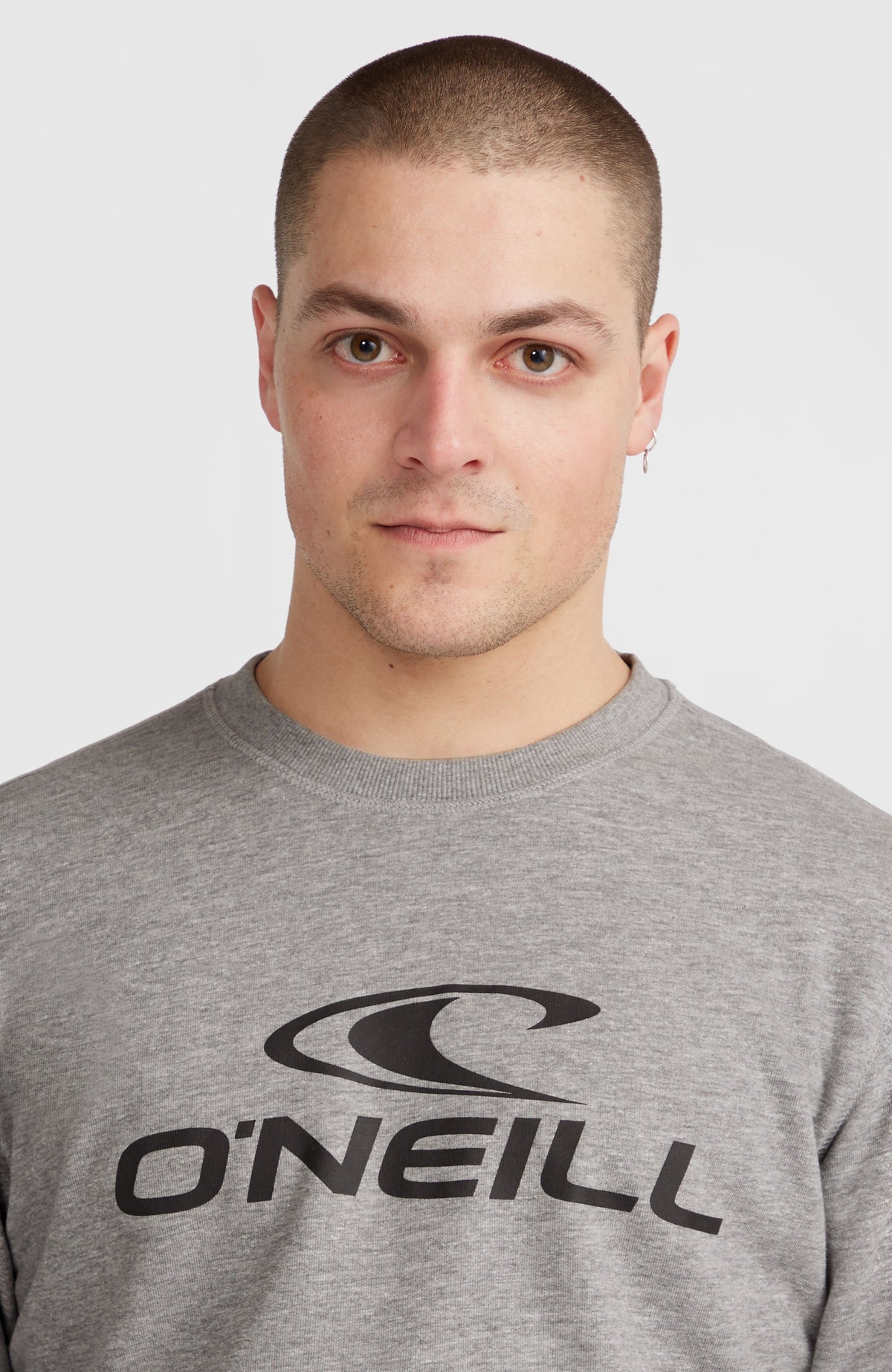 Logo Crew Sweatshirt, grau mit Logo-Print in Schwarz, Nahaufnahme von Rundhalsausschnitt und Print