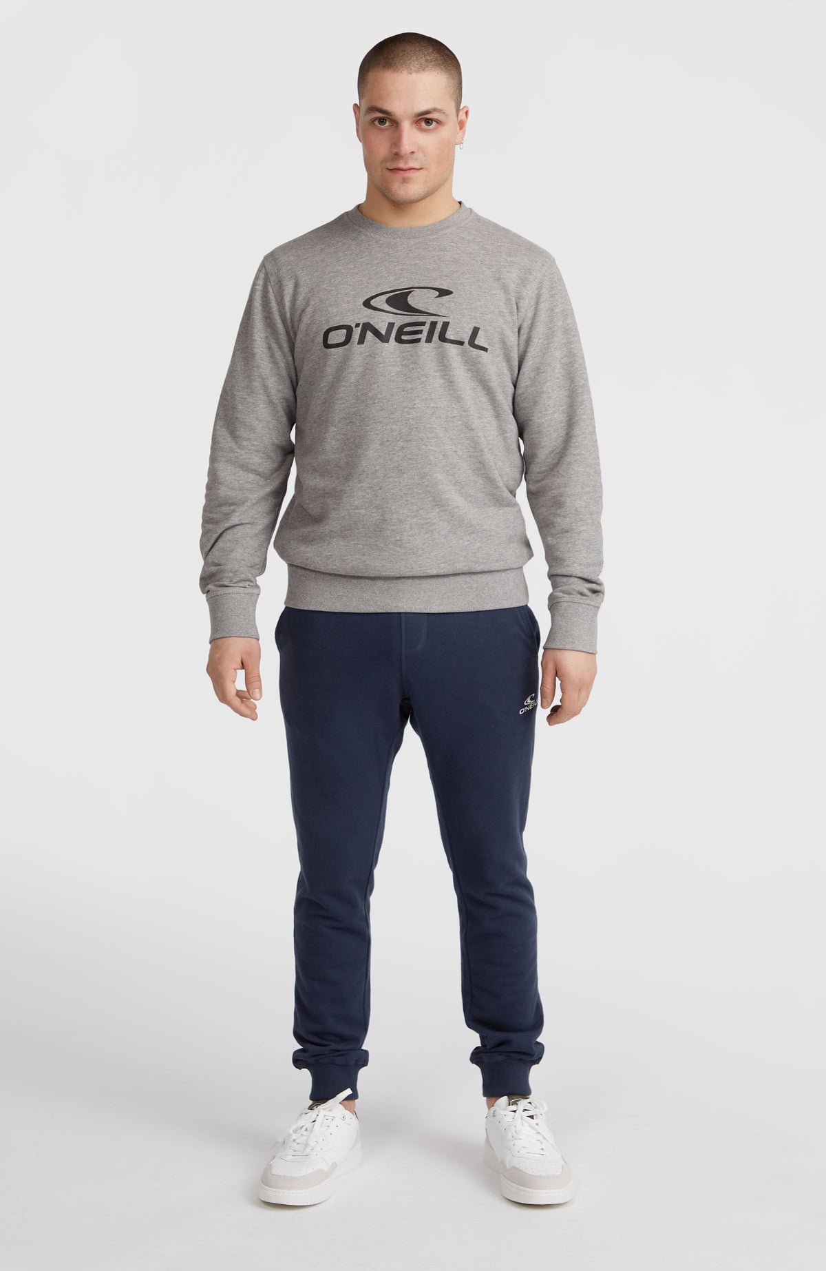 Logo Crew Sweatshirt für Herren, grau mit Logo-Print in Schwarz, Ganzkörperansicht von vorne am Model