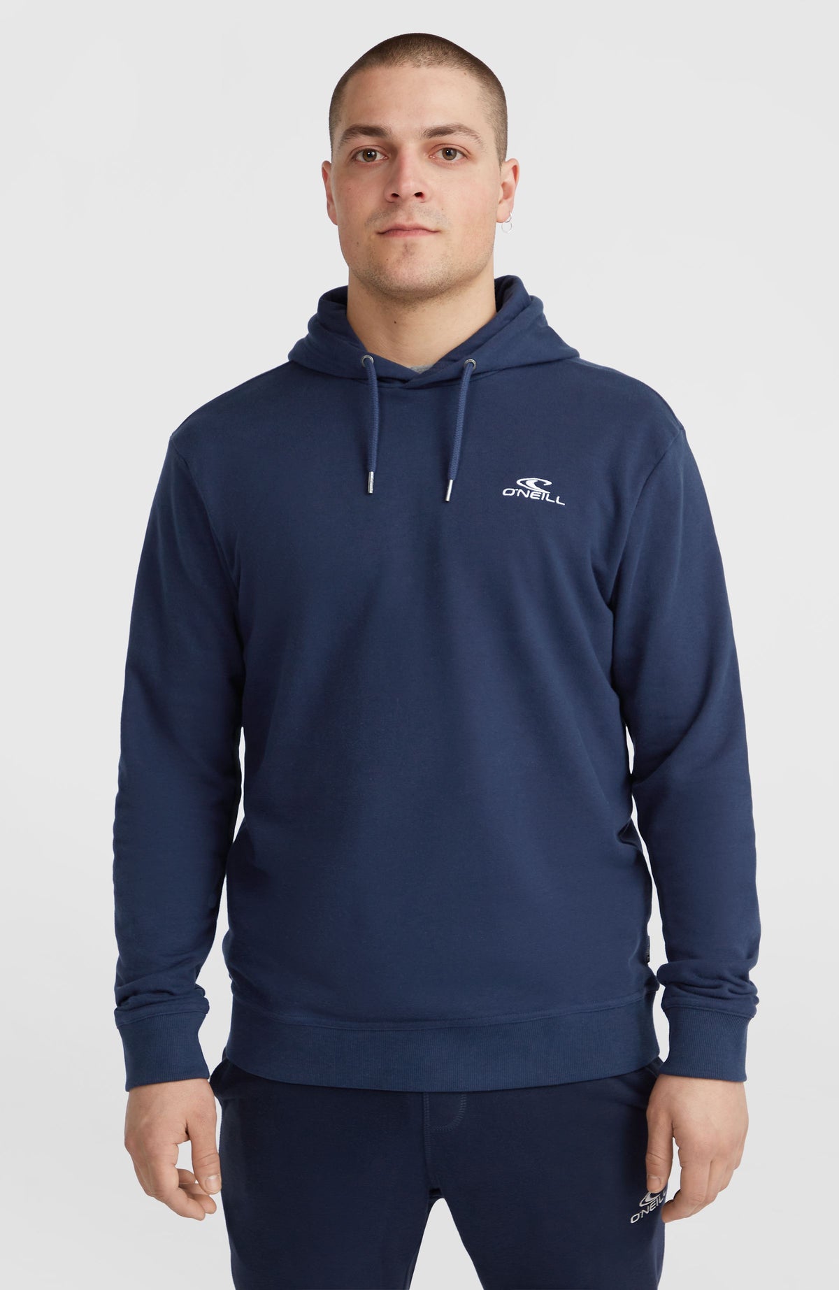O'Neill Small Logo Hoodie für Herren, blau mit Logo-Print in Weiß, Vorderansicht am Model mit Kordelzug
