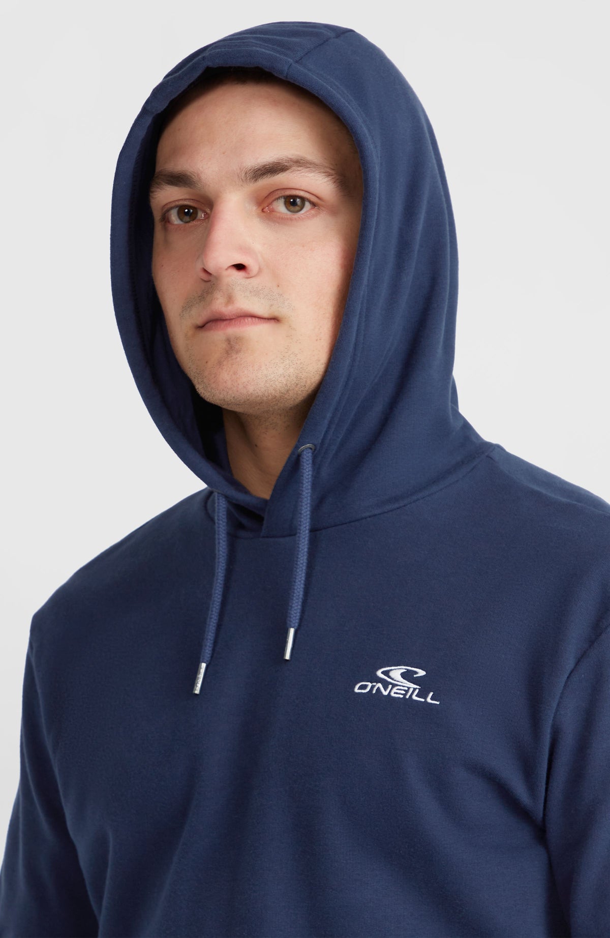 Small Logo Hoodie für Herren, blau mit Logo-Print in Weiß, Nahaufnahme mit aufgesetzter Kapuze am Model