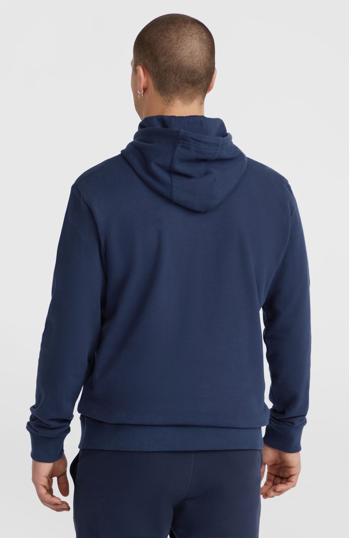 Small Logo Hoodie für Herren, blau mit Logo-Print in Weiß, Rückansicht am Model mit anliegender Kapuze