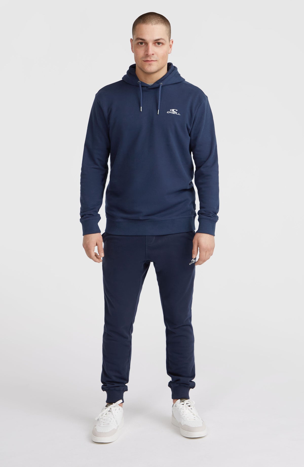 Small Logo Hoodie für Herren, blau mit Logo-Print in Weiß, Ganzkörperansicht von vorne getragen am Model