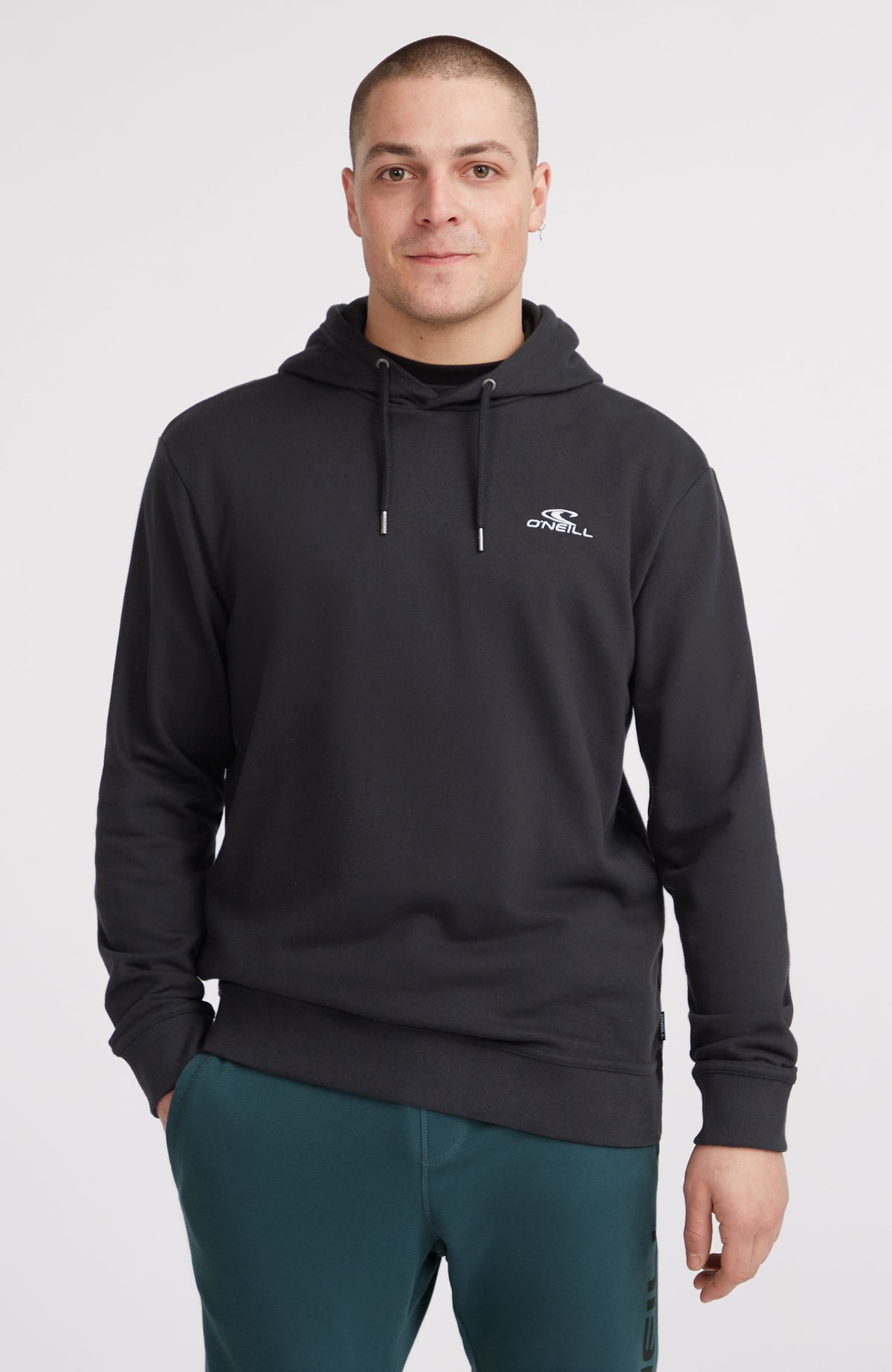 O'Neill Small Logo Hoodie für Herren, schwarz mit Logo-Print in Weiß, Vorderansicht am Model