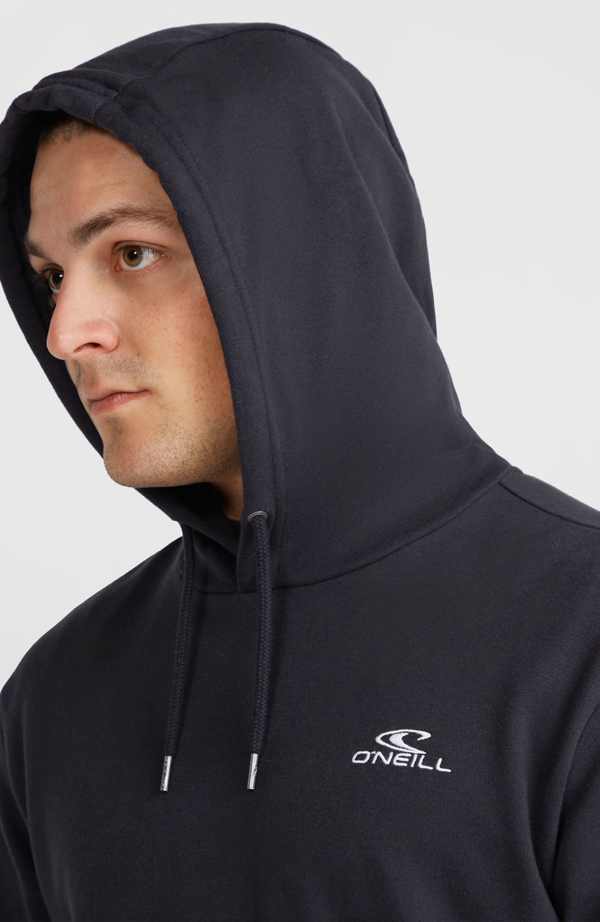 Small Logo Hoodie für Herren, schwarz, Nahaufnahme der aufgesetzten Kapuze mit Kordelzug am Model