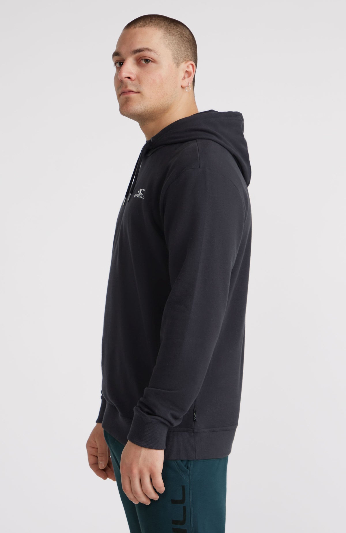 Small Logo Hoodie für Herren, schwarz, Seitenansicht am Model mit geripptem Saumbund