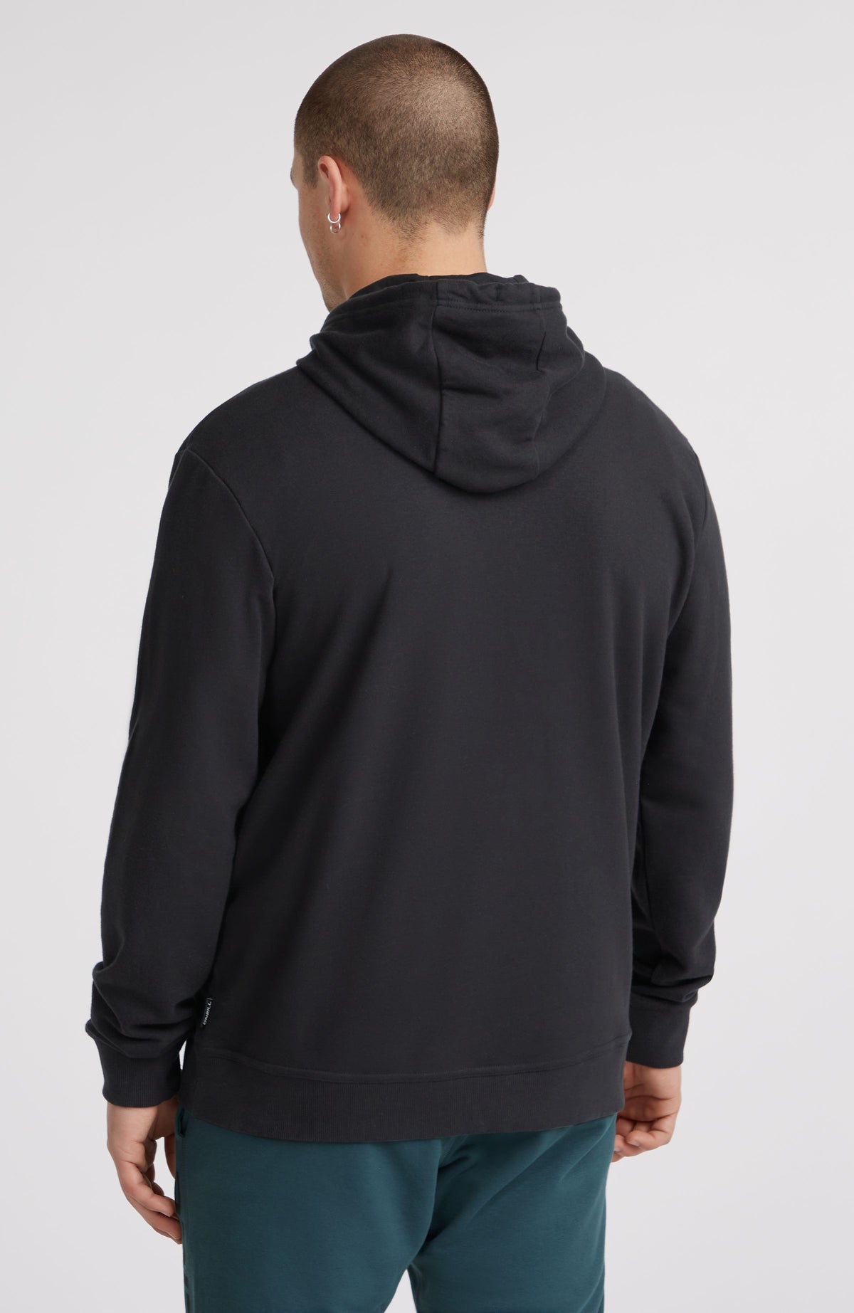 Small Logo Hoodie für Herren, schwarz, Rückansicht am Model mit aufliegender Kapuze