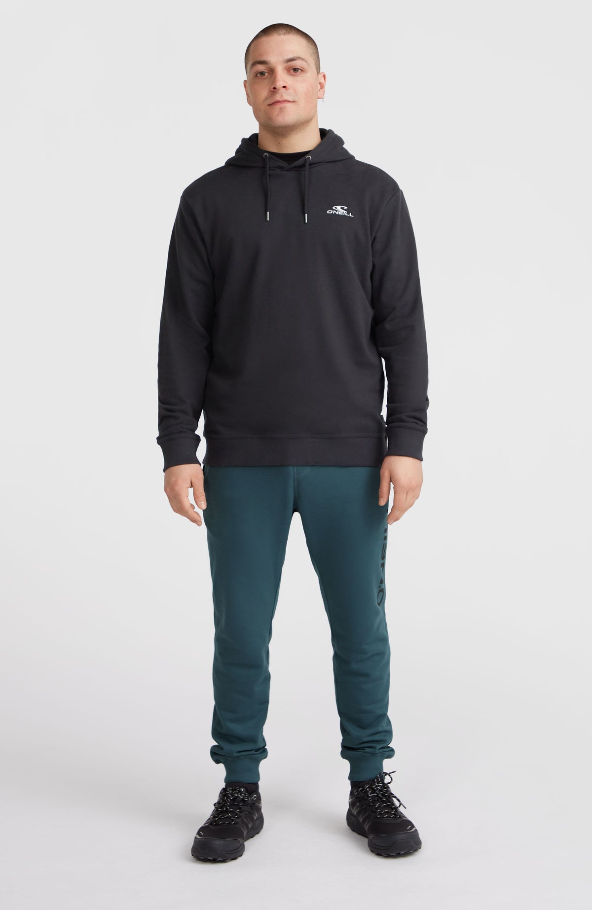 Small Logo Hoodie für Herren, schwarz mit Logo-Print in Weiß, Ganzkörperansicht am Model