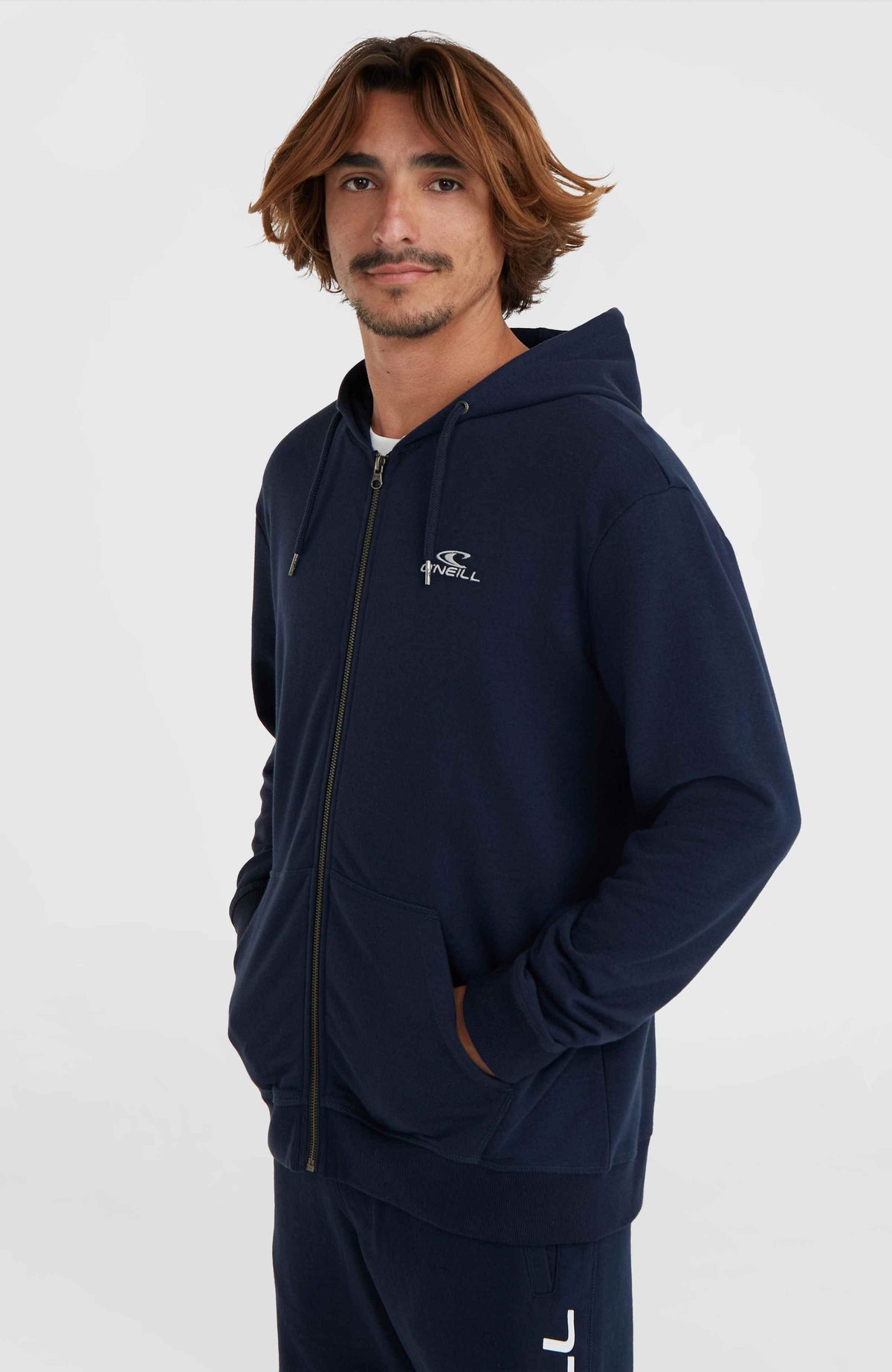 Blaue Small Logo Kapuzenjacke für Herren mit Logo-Print in Weiß, Dreiviertelansicht mit geteilter Kängurutasche am Model