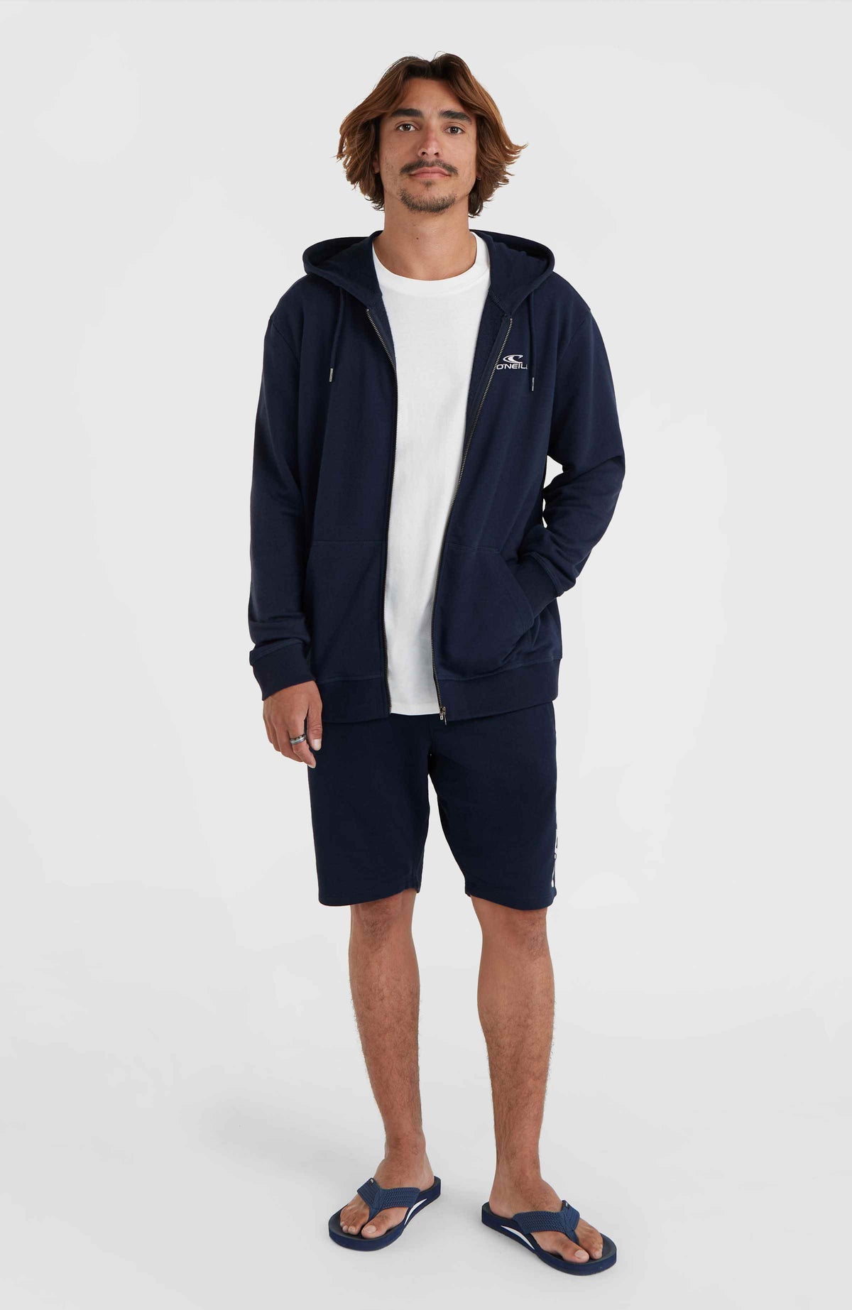 Blaue Small Logo Kapuzenjacke für Herren mit Logo-Print in Weiß, Ganzkörperansicht mit geöffnetem Reißverschluss am Model