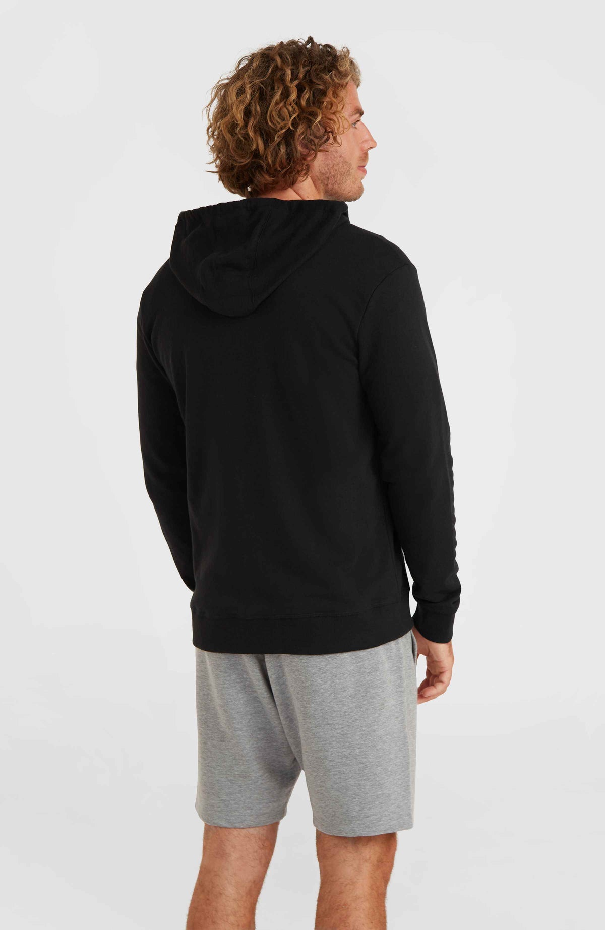 Schwarze Small Logo Kapuzenjacke für Herren, Rückansicht am Model mit Kapuze und geripptem Saum