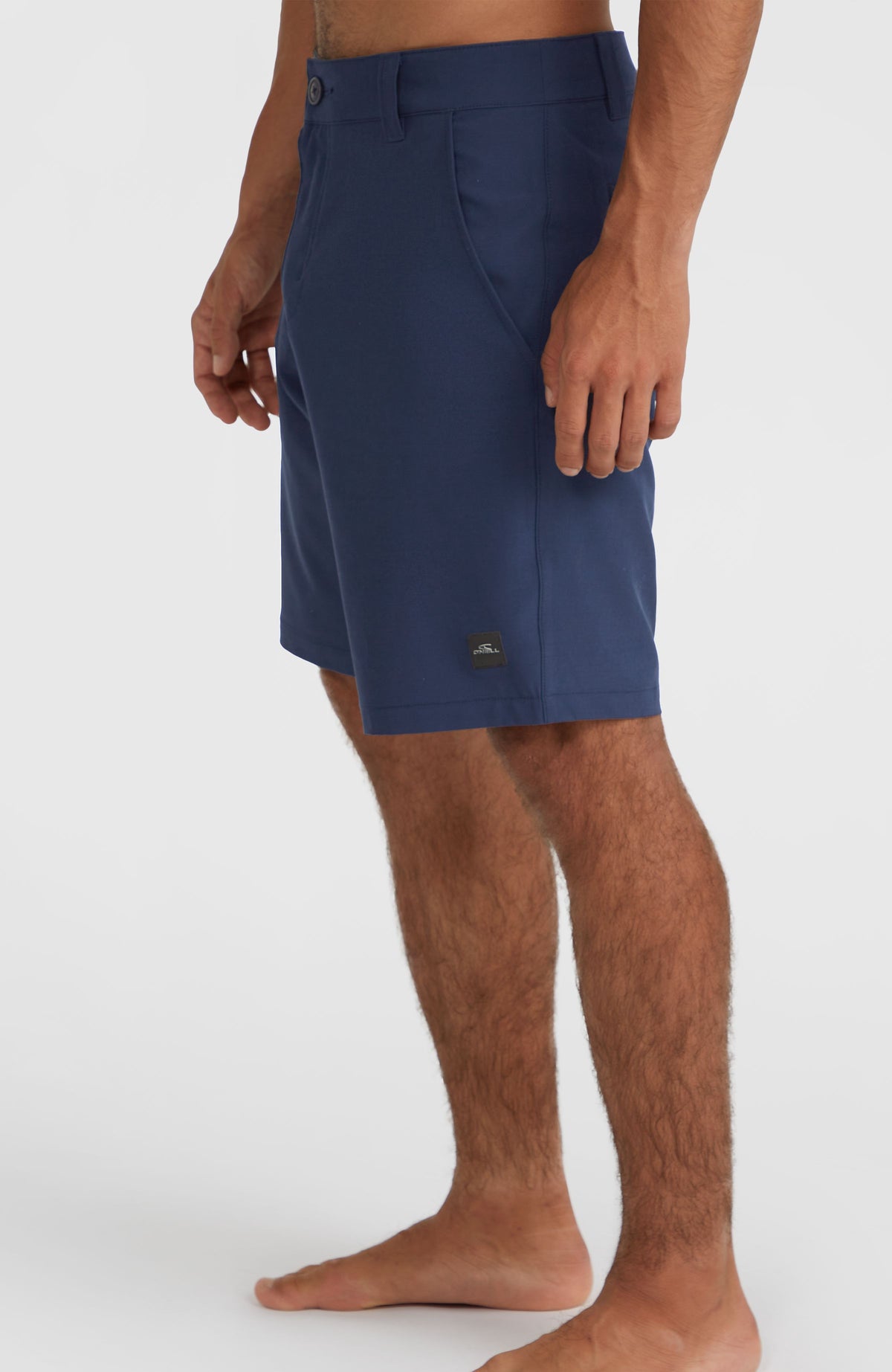 Hybrid Chino-Shorts für Herren, blau, Seitenansicht am Model mit seitlicher Eingrifftasche