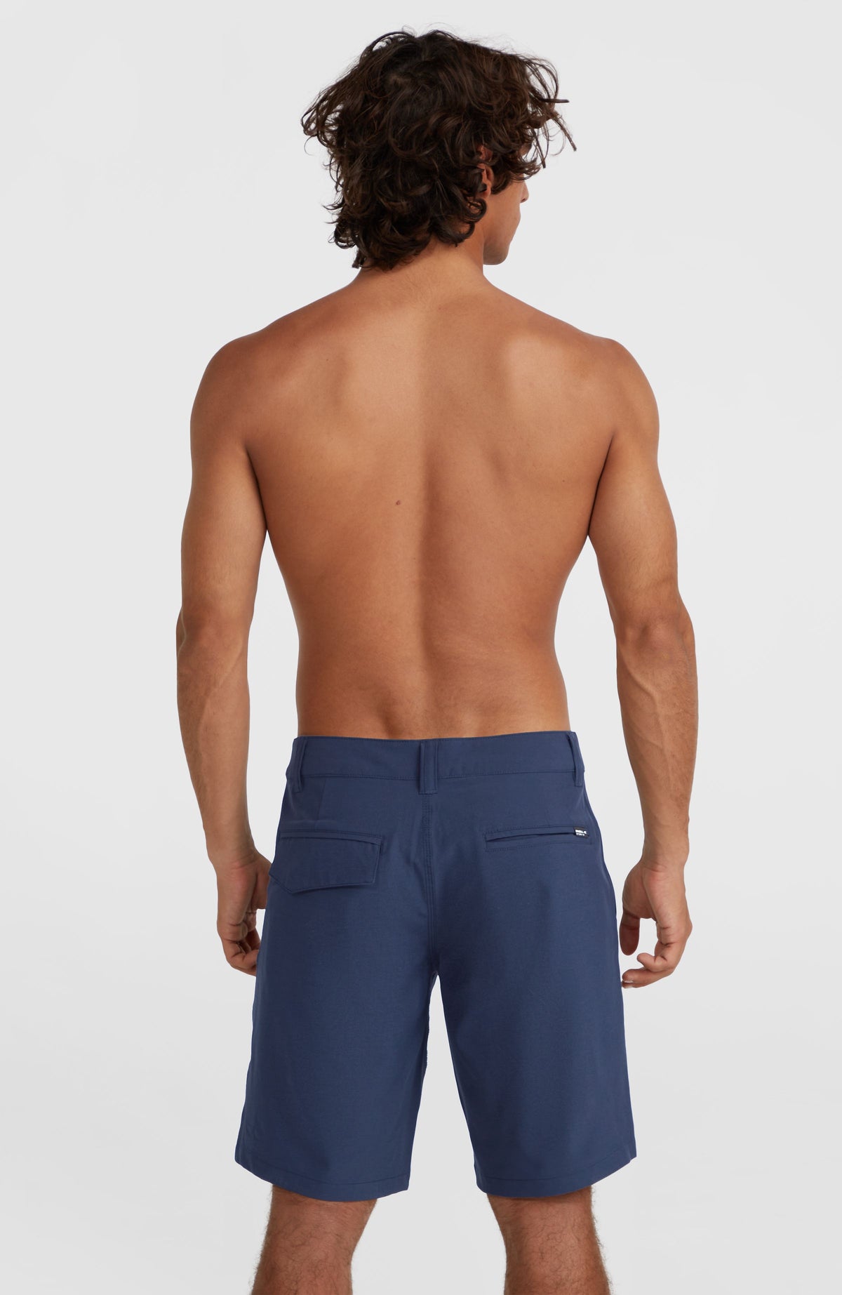Hybrid Chino-Shorts für Herren, blau, Rückansicht am Model mit zwei unterschiedlichen Gesäßtaschen