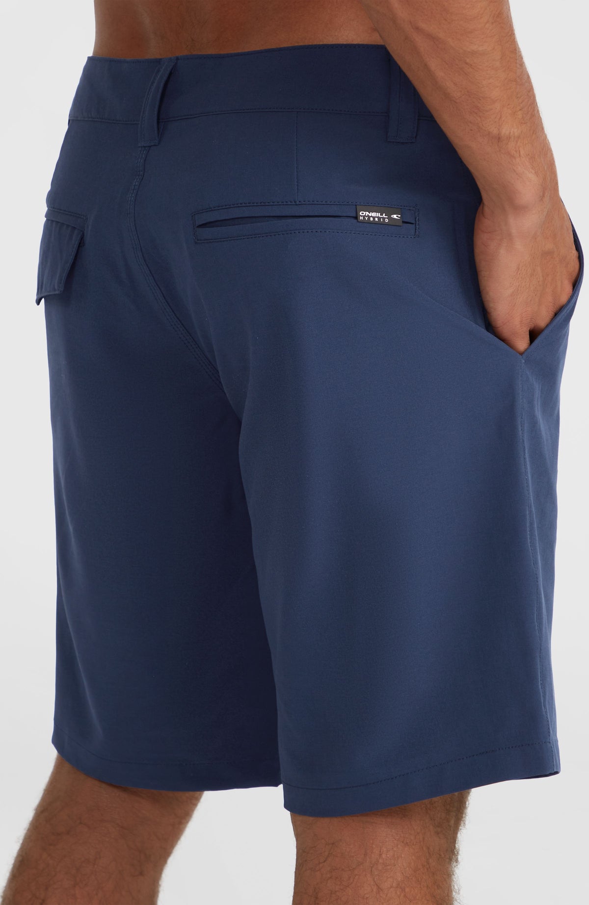 Nahaufnahme der blauen Hybrid Chino-Shorts für Herren, Fokus auf Gesäßtasche mit kleinem Logo-Label