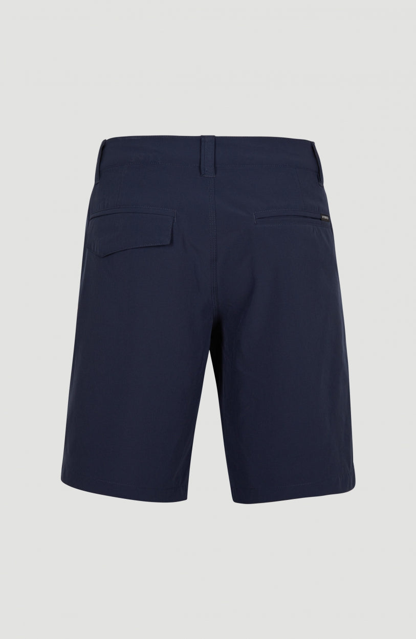 Blaue Hybrid Chino-Shorts für Herren, freigestellt von hinten mit Steppnähten am Bund