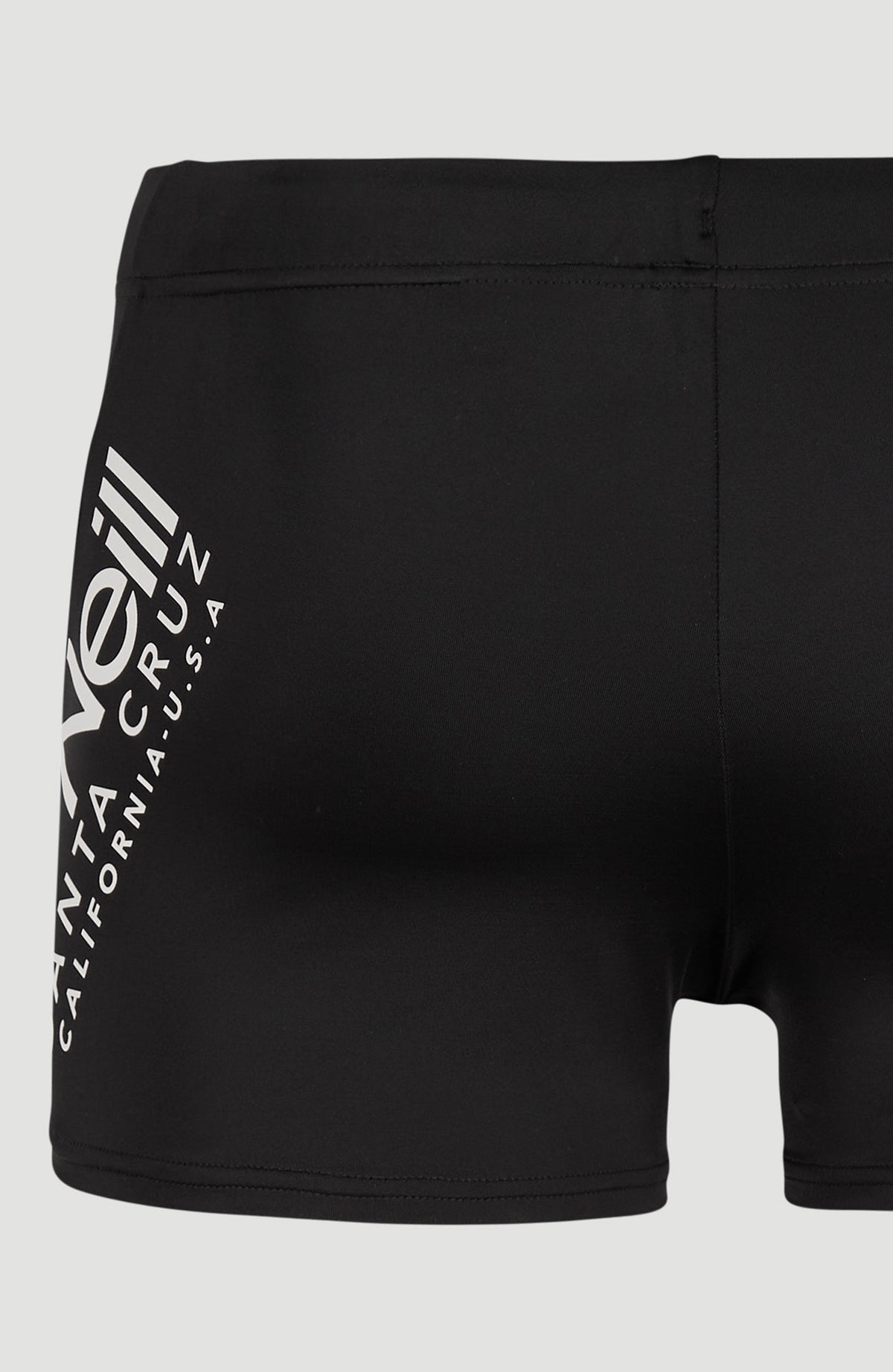 Nahaufnahme des seitlichen weißen Logo-Prints der schwarzen Essentials Cali Racer Badehose für Herren