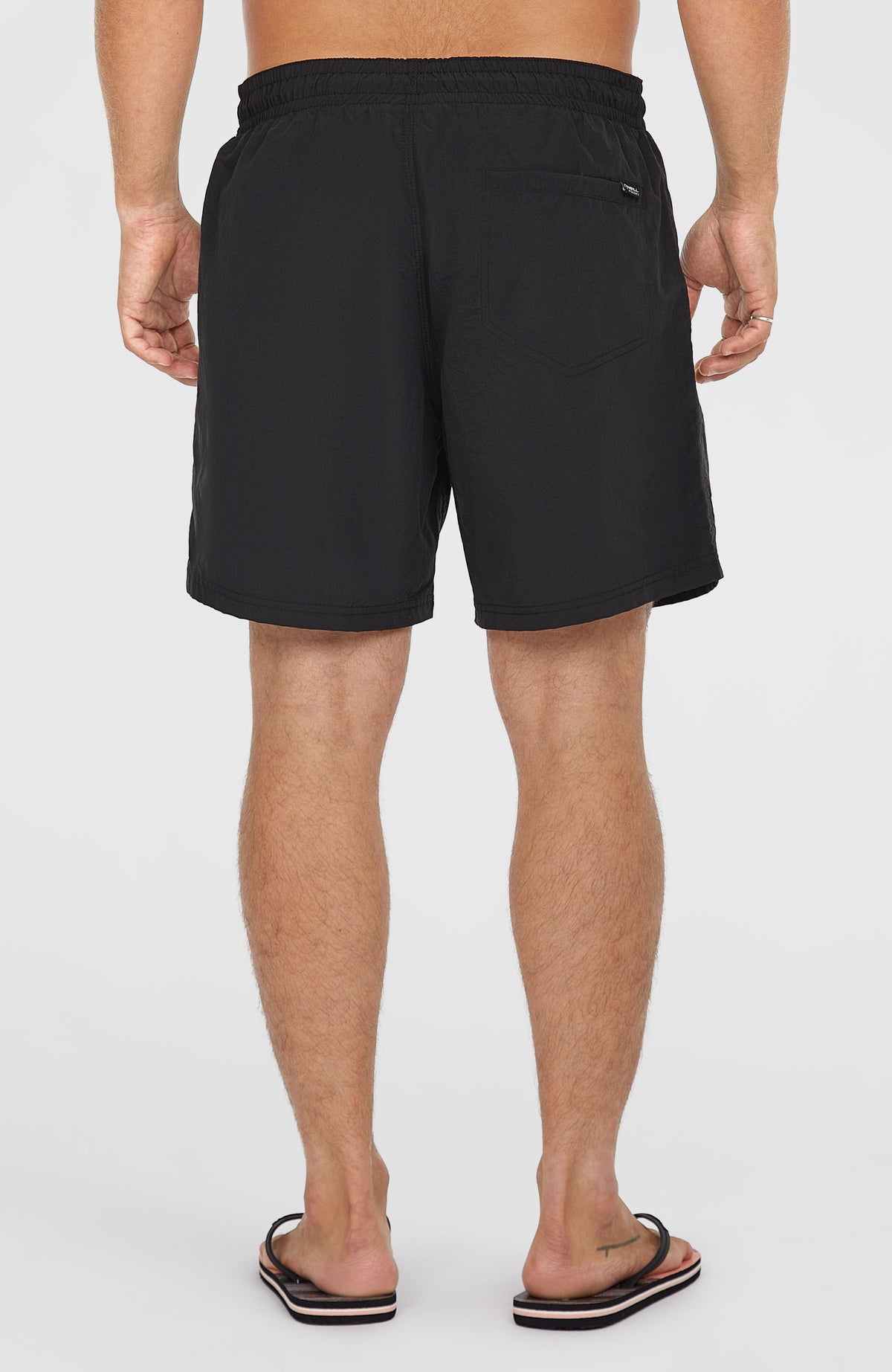 Vert 16" Badehose für Herren, schwarz, Rückansicht am Model, aufgesetzte Gesäßtasche