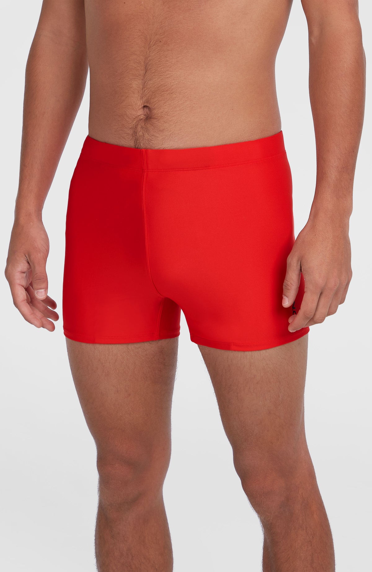 O'Neill Essentials Racer Badehose für Herren, rot, Vorderansicht getragen am Model