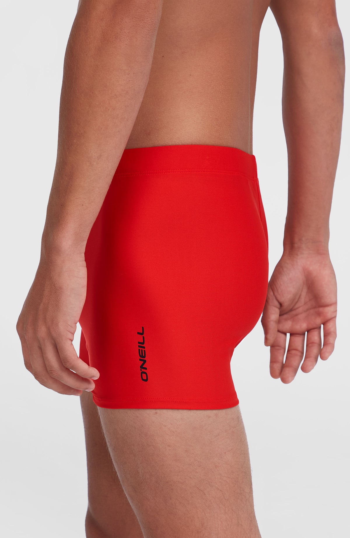 Essentials Racer Badehose für Herren, rot, Seitenansicht am Model mit seitlichem Logo-Print