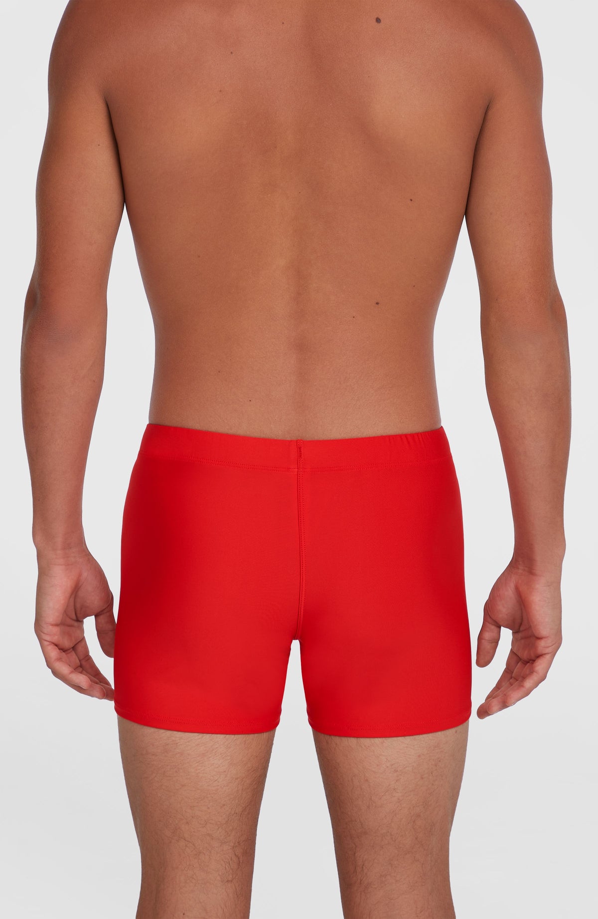 Essentials Racer Badehose für Herren, rot, Rückansicht getragen am Model mit vertikaler Mittelnaht