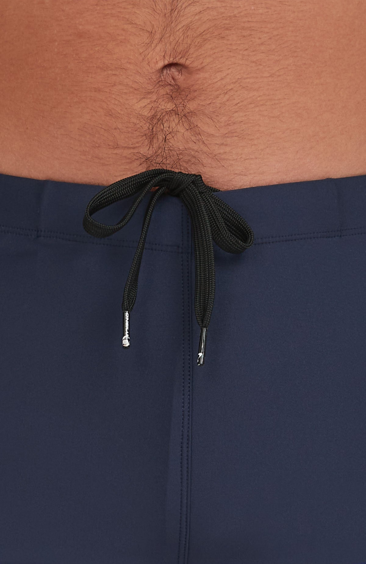 Essentials Racer Badehose für Herren, blau, Nahaufnahme von Bund und Kordelzug am Model