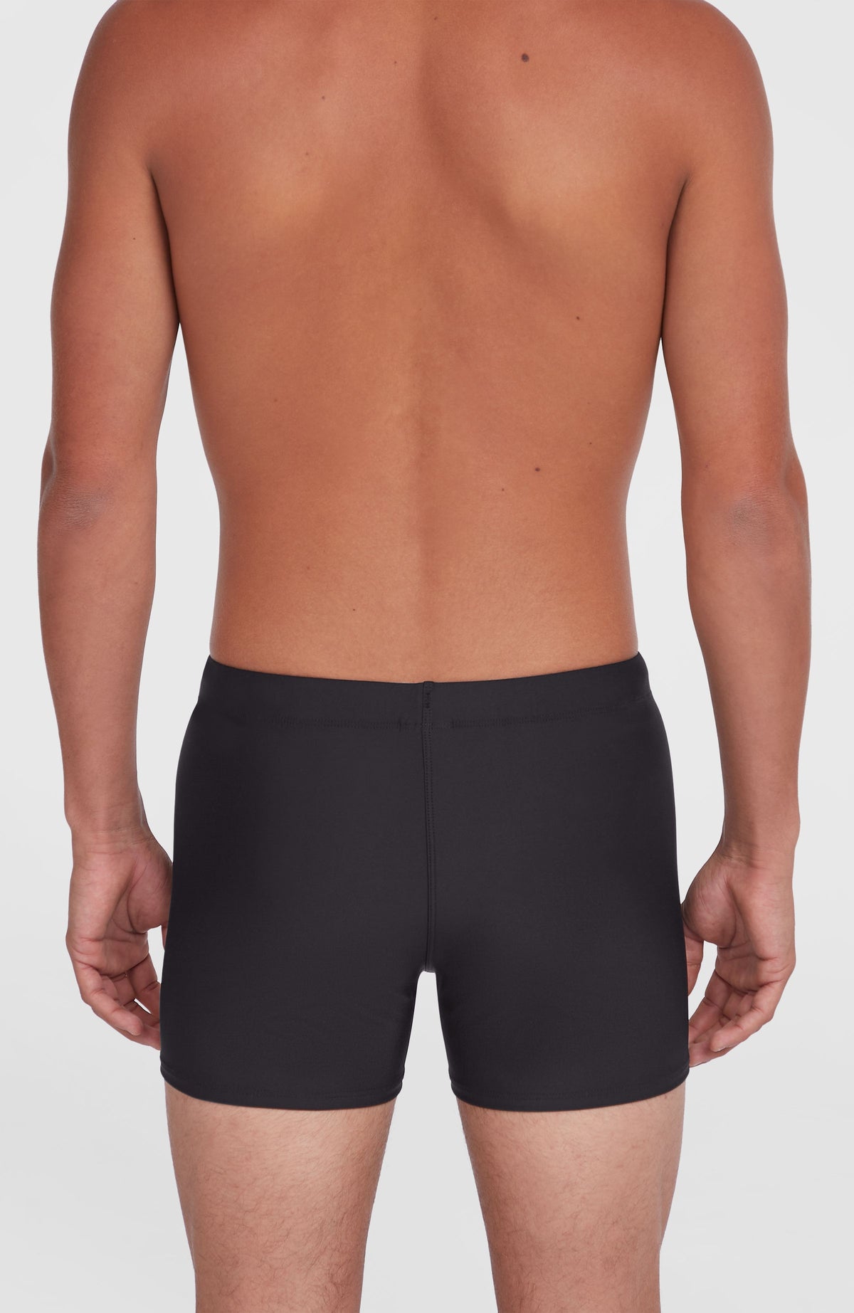 Essentials Racer Badehose für Herren, schwarz, getragen am Model in der vollständigen Rückansicht