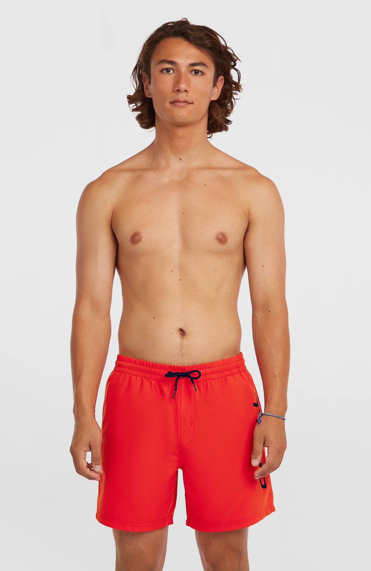 O'Neill Logo 16" Badehose für Herren, rot mit Logo-Print in Schwarz, Vorderansicht mit Kordelzug am Model