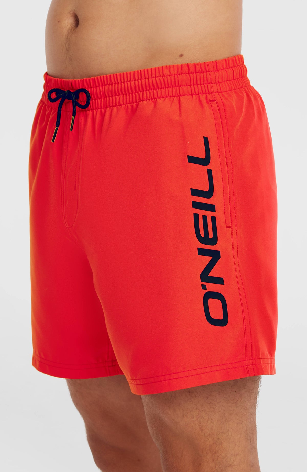 Rote Logo 16" Badehose für Herren, Nahaufnahme von der Seite mit vertikalem Logo-Print in Schwarz am Model
