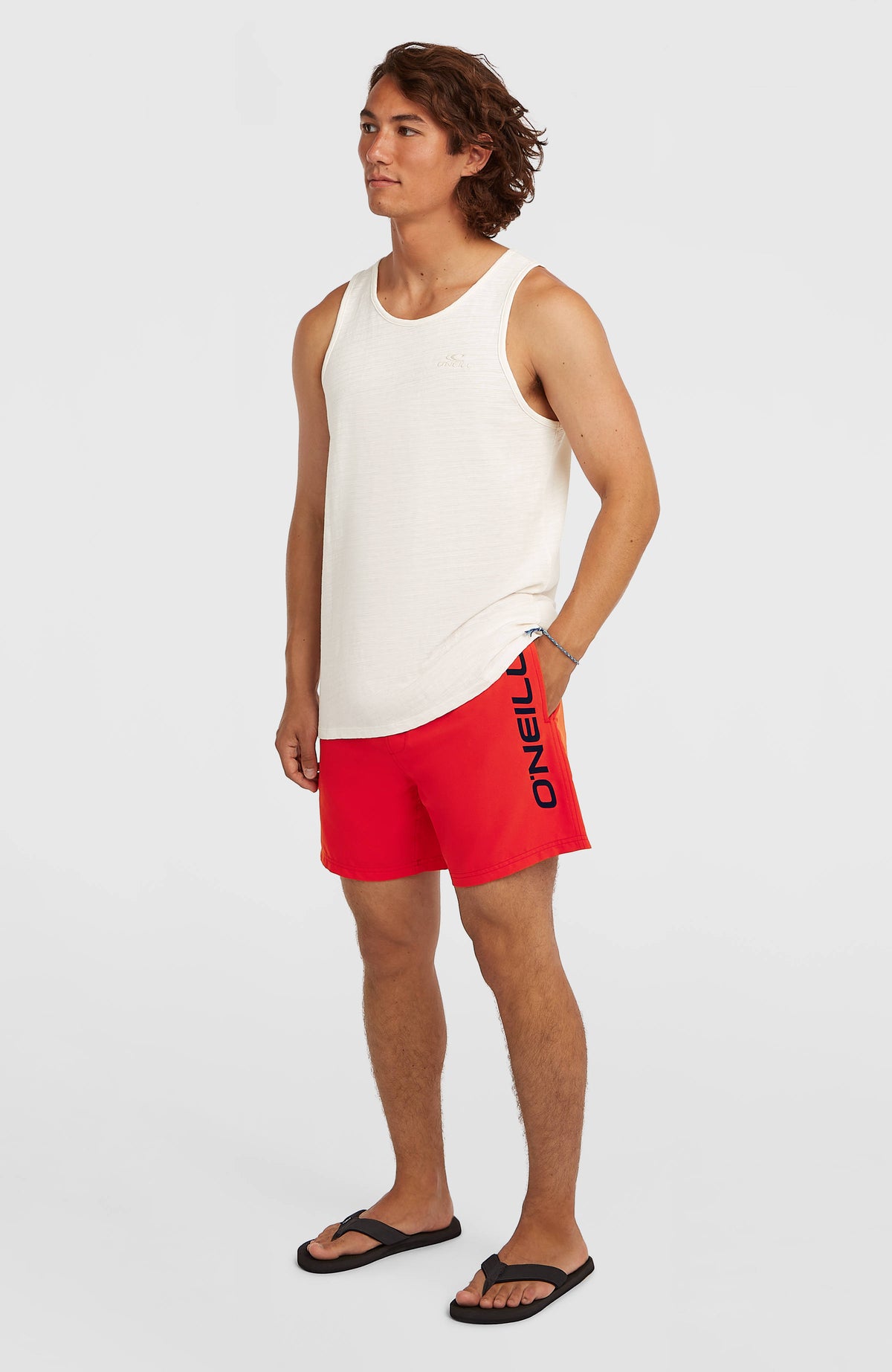 Rote Logo 16" Badehose für Herren mit Logo-Print in Schwarz, Ganzkörperansicht von schräg vorne am Model