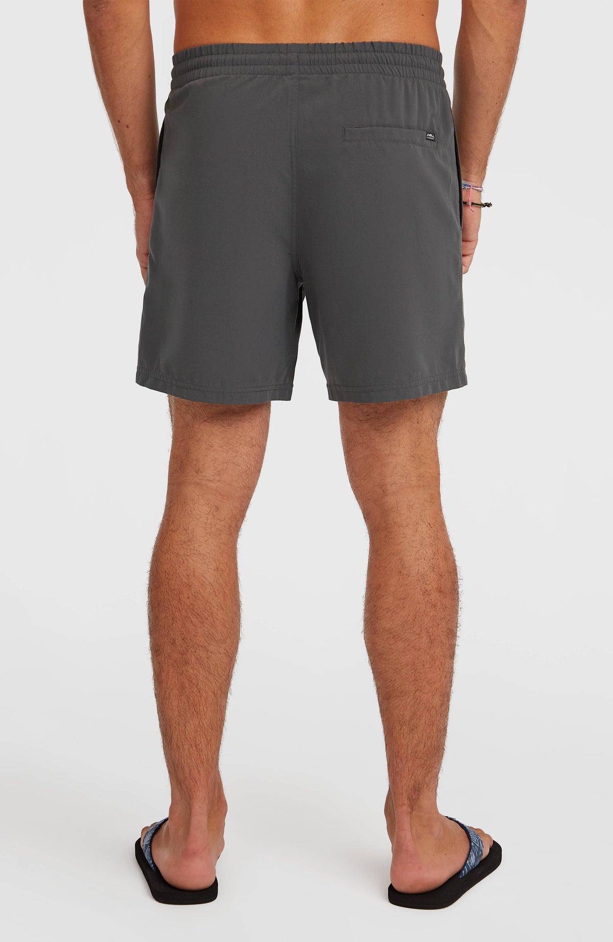Logo 16" Badehose für Herren, grau, Rückansicht am Model mit eingelassener Gesäßtasche