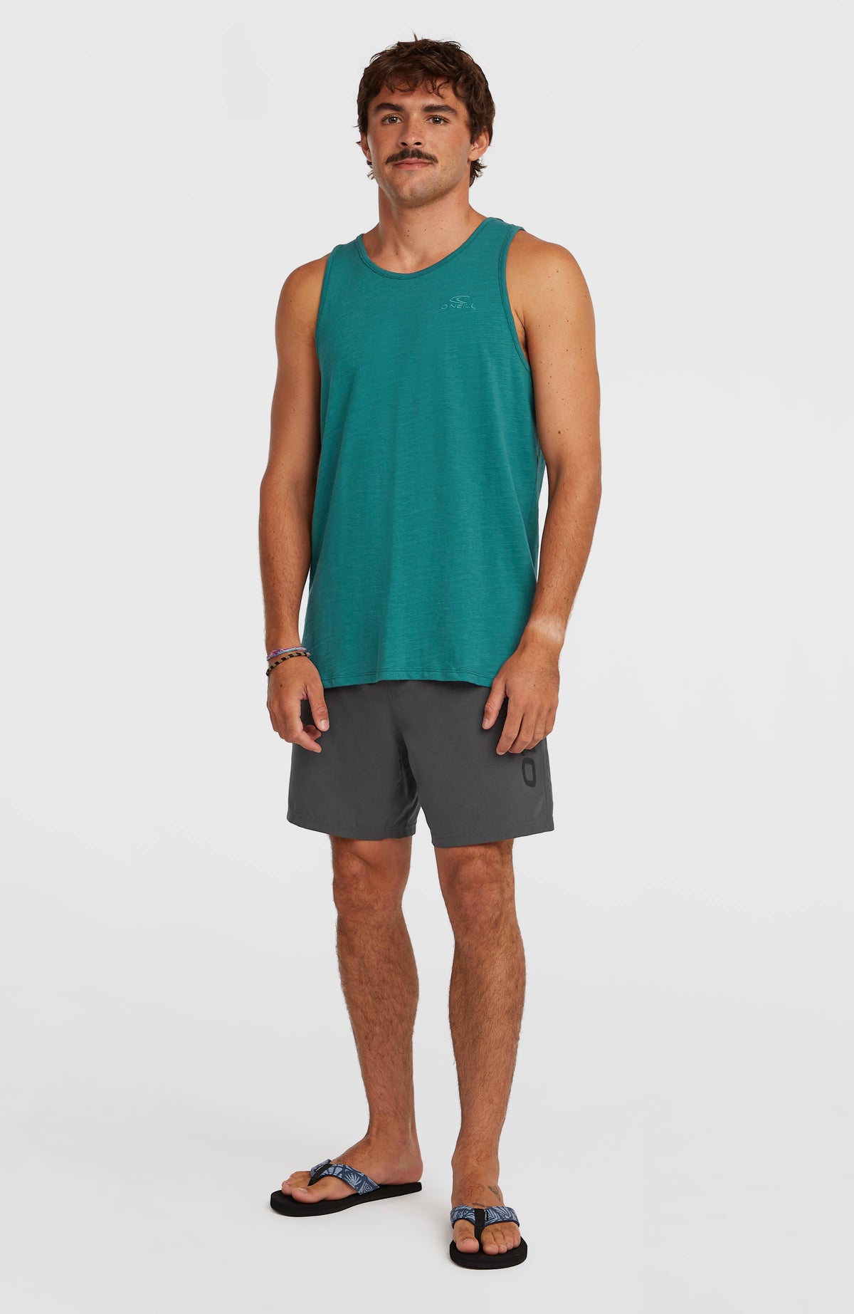 Logo 16" Badehose für Herren, grau, Ganzkörperansicht am Model von vorne