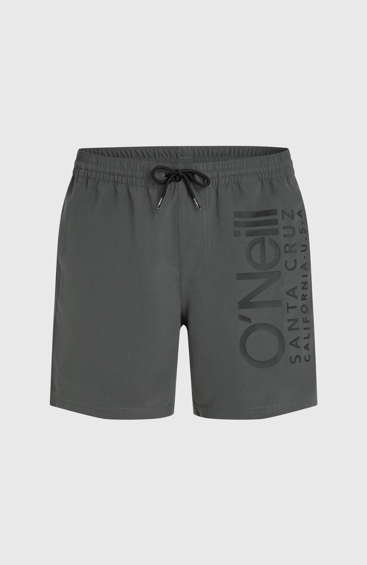 Cali 16" Badehose für Herren in Grau mit Logo-Print in Schwarz, freigestellt von vorne mit Kordelzug am Bund
